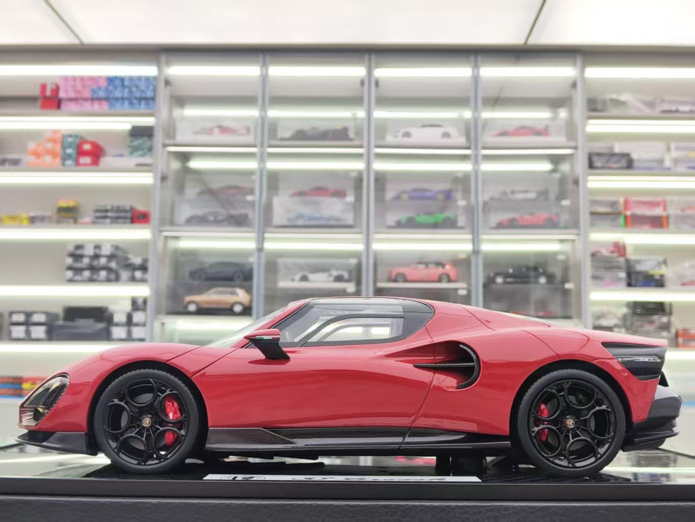 BBR 1/18 Alfa Romeo 33 Stradale Carbon Base Red Black Wheels Car Model P18264BCH