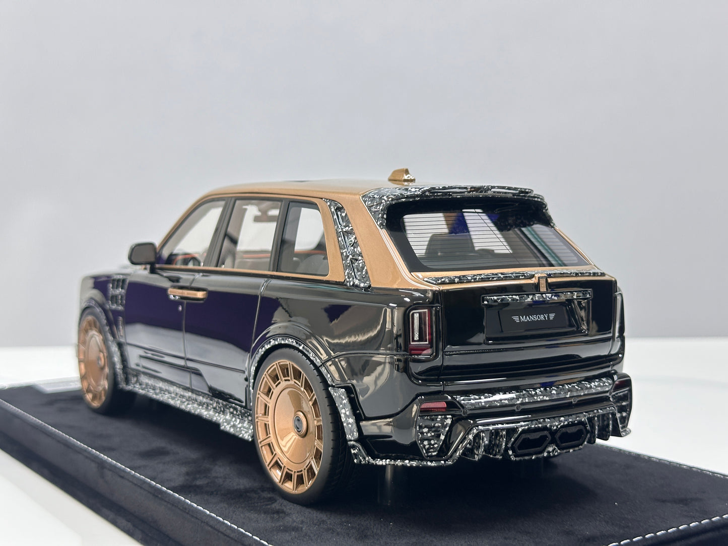 HH MODEL 1/18 Rolls-Royce Cullinan Series II MANSORY – Piano Black / Gold Plated (HH699)