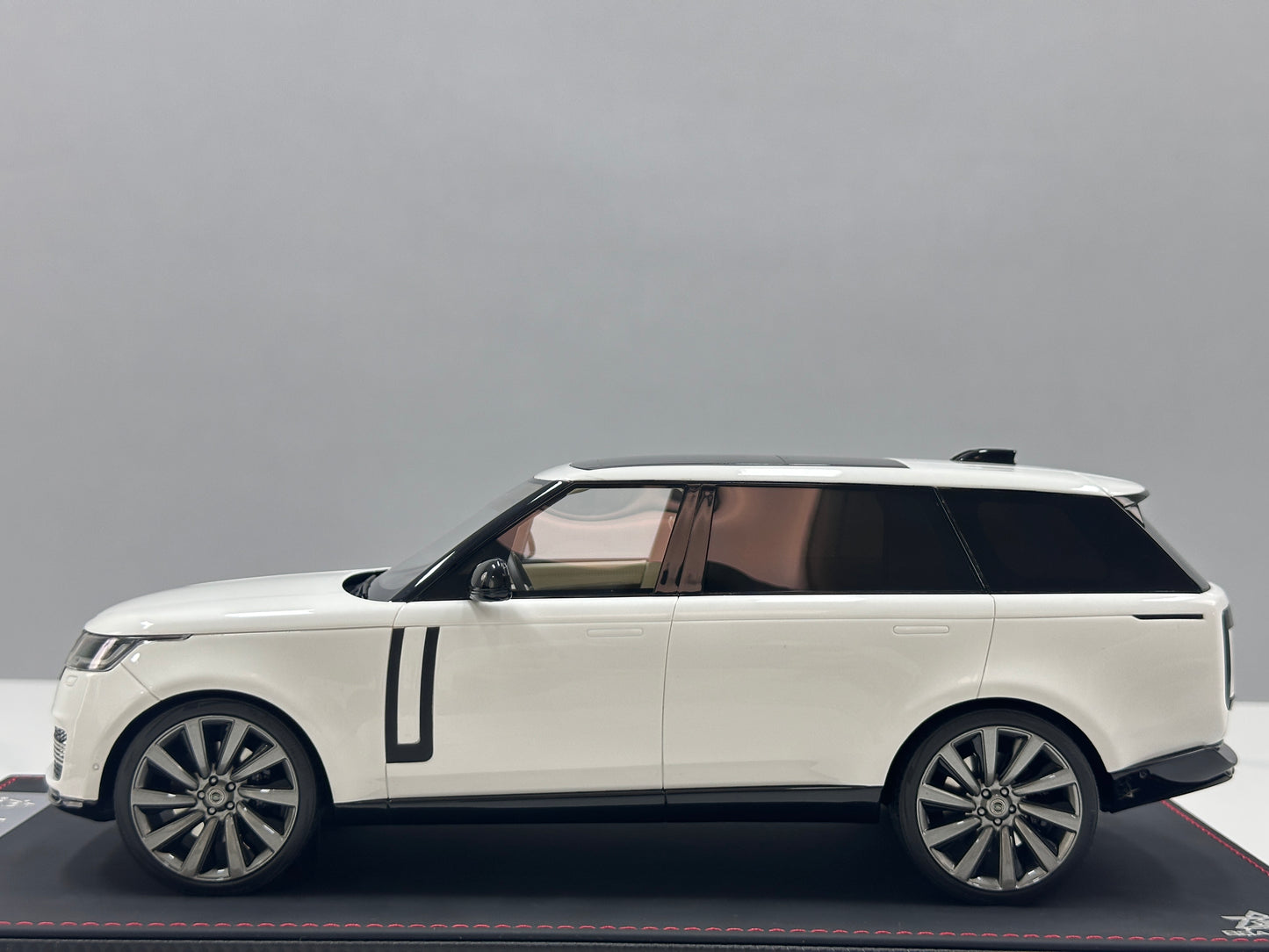 BBA MODEL 1/18 Land Rover Range Rover Autobiography Long Wheelbase White BBA070