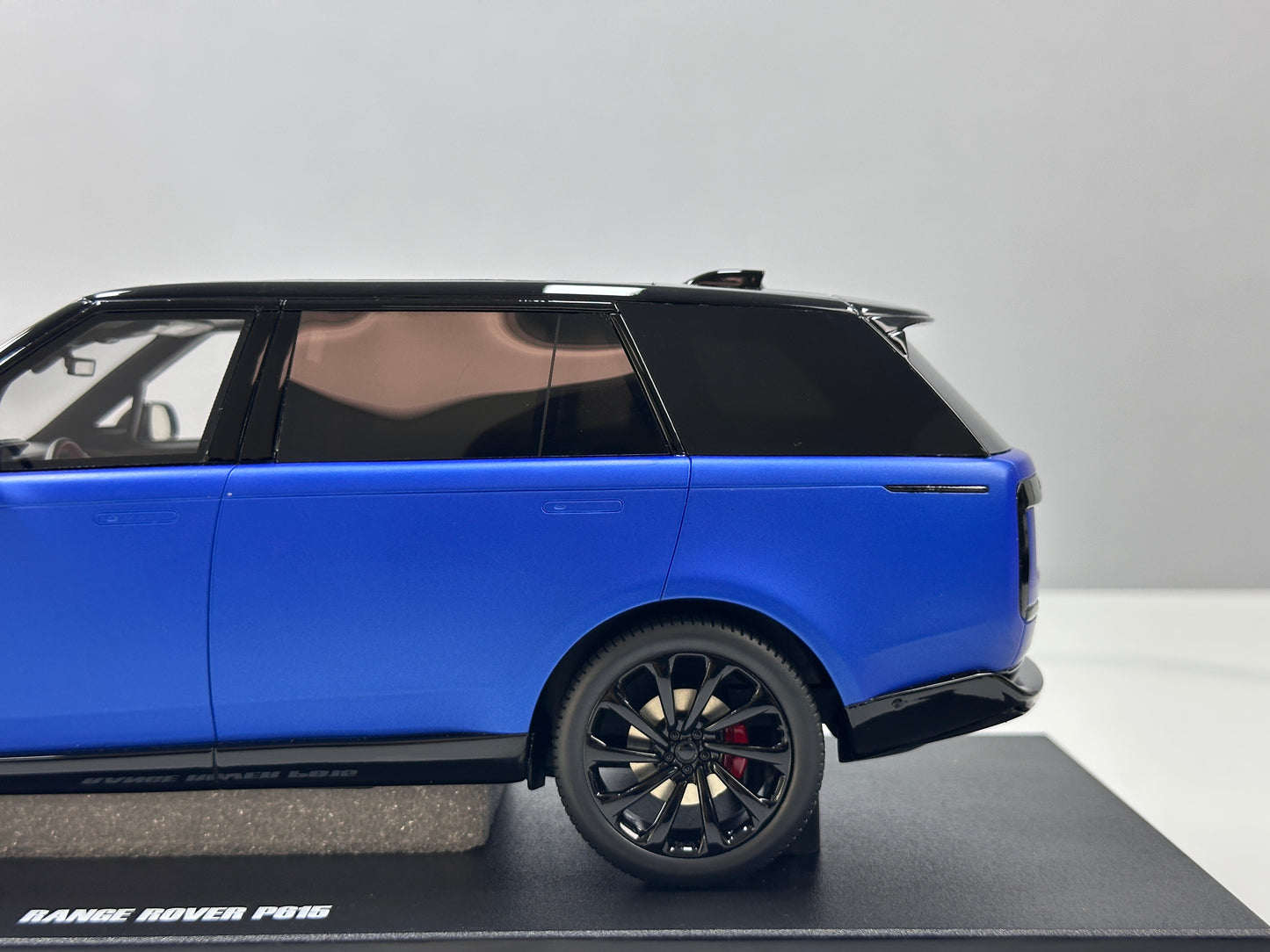 GT Spirit 1/18 Land Rover Range Rover P615 SV Blue GT540