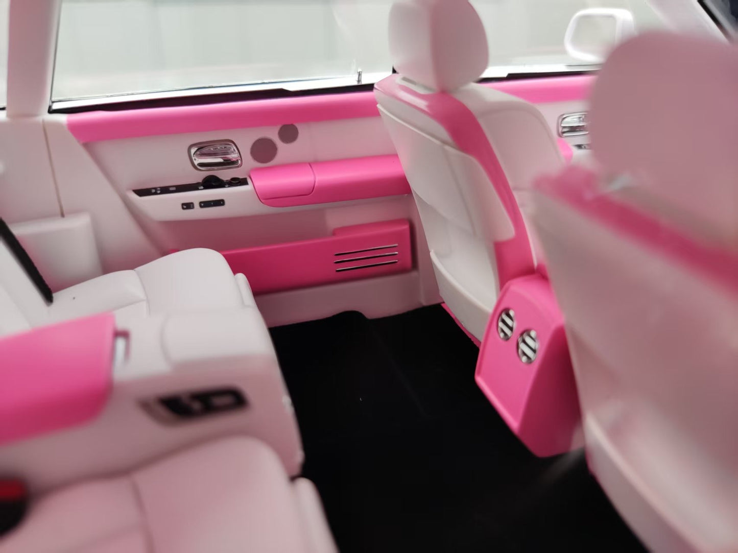 HH Model 1/18 Rolls-Royce Phantom Series II Blush Pink/White HH538