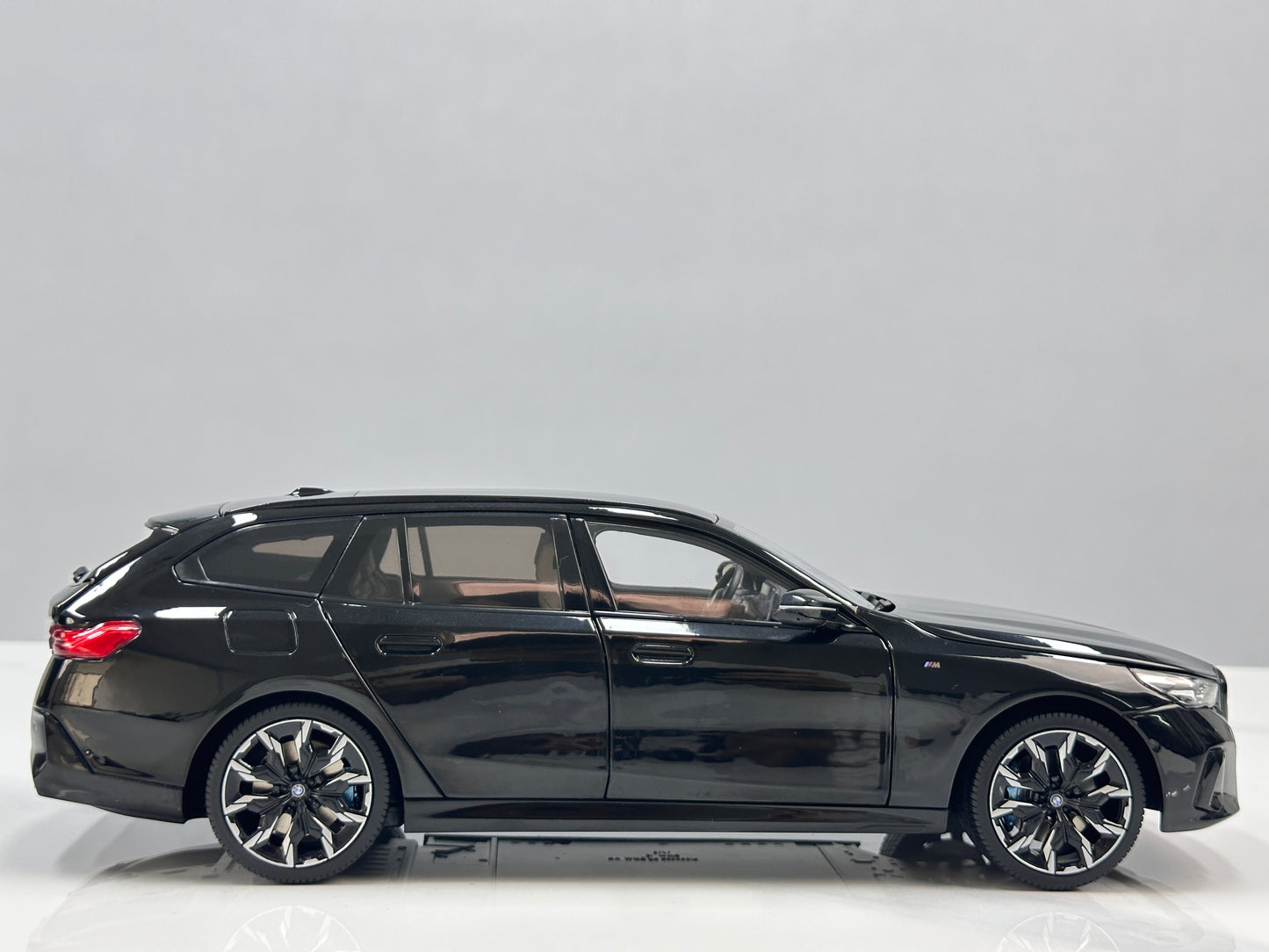 MINICHAMPS 1/18 BMW i5 M60 Touring 2024 Metallic Black 110023602