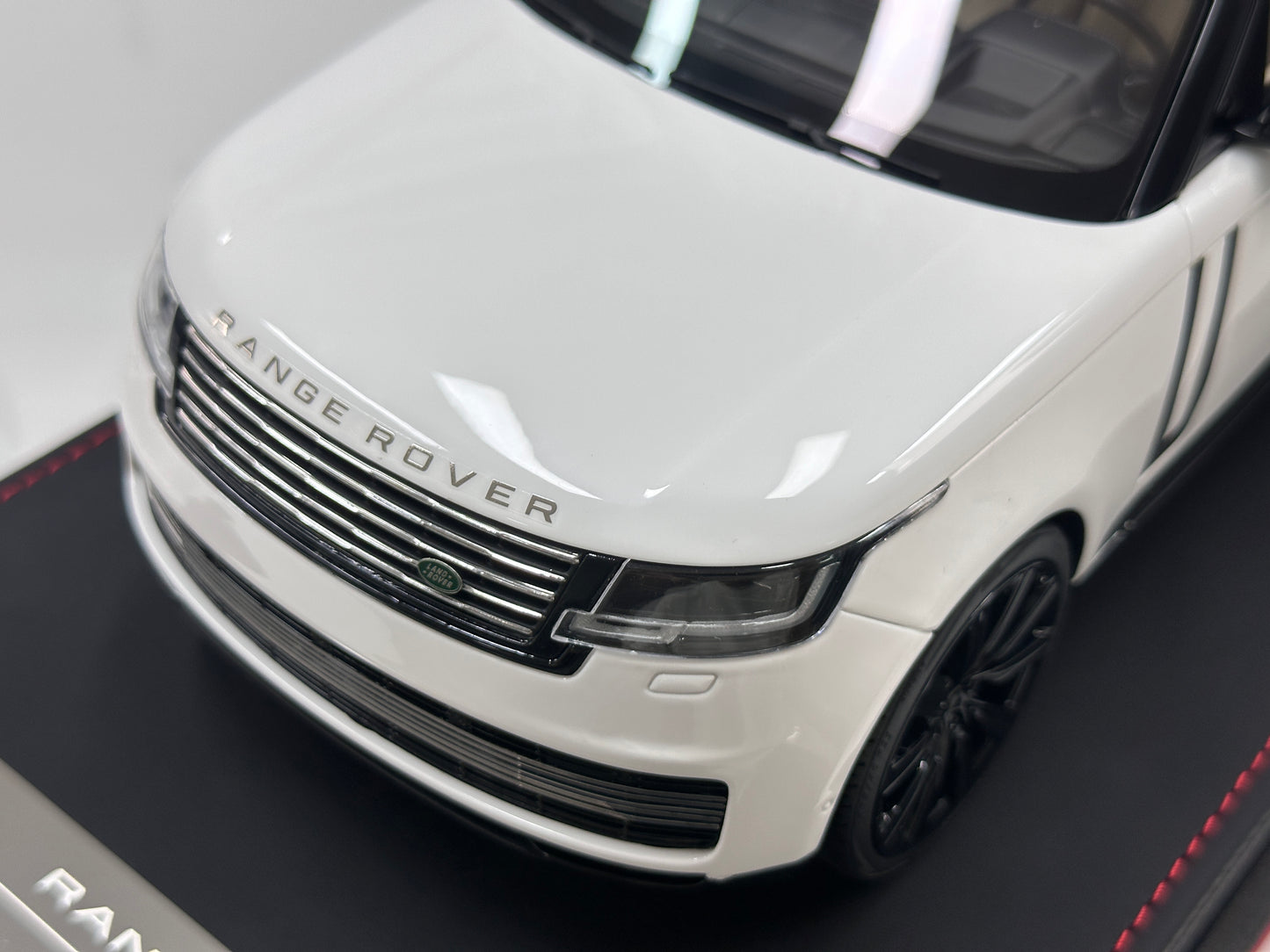 BBA MODEL 1/18 Land Rover Range Rover SVAutobiography – "Black & White Panda" (BBA067)