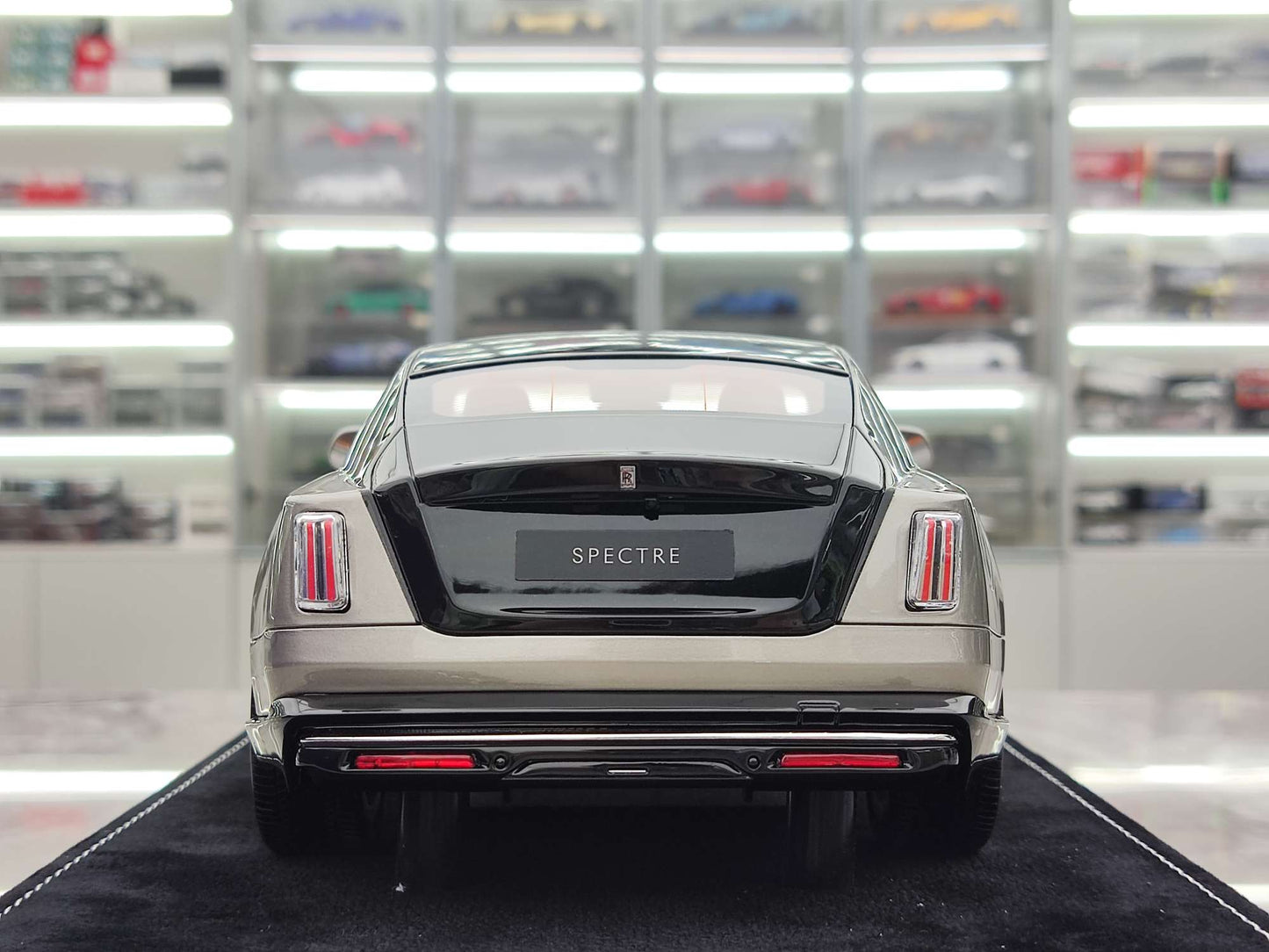 HH Model 1/18 Rolls-Royce Spectre, Platinum Grey/Diamond Black (HH375)