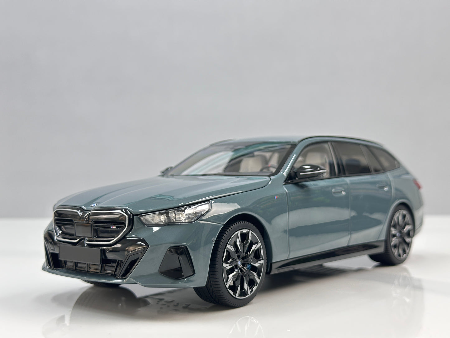 MINICHAMPS 1/18 BMW i5 M60 Touring 2024 Metallic Green 110023600