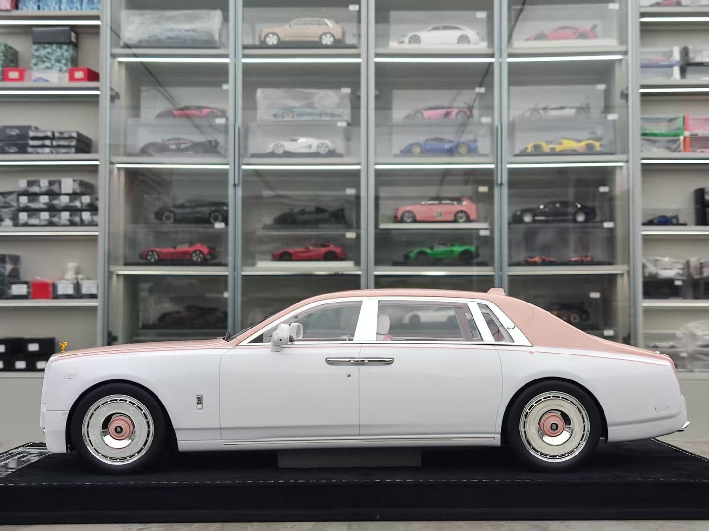 HH Model 1/18 Rolls-Royce Phantom Series II Blush Pink/White HH538