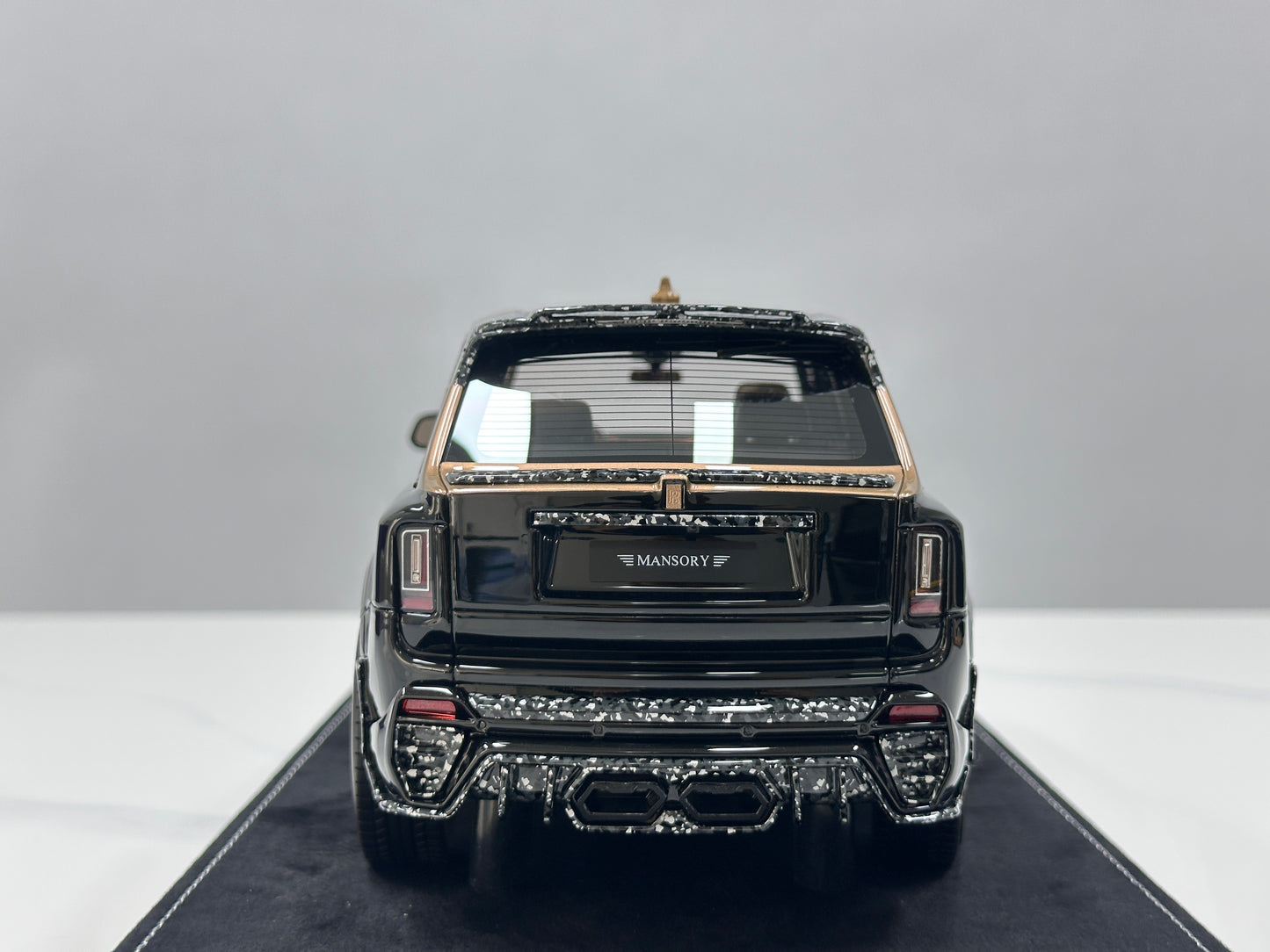 HH MODEL 1/18 Rolls-Royce Cullinan Series II MANSORY – Piano Black / Gold Plated (HH699)