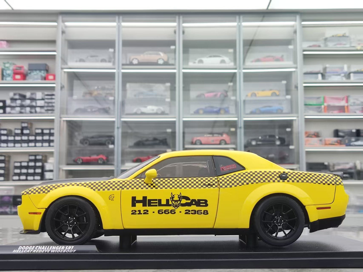 Solido 1/18 Dodge Challenger SRT Hellcat Redeye Widebody NYC Hellcab Yellow S1805716