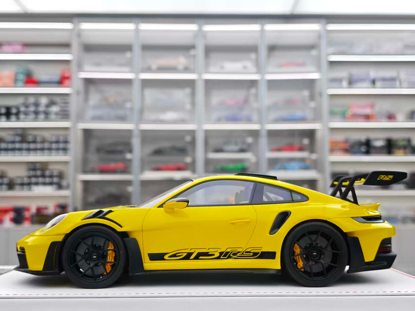 GH MODEL 1/18 Porsche 992 GT3RS Yellow GH011