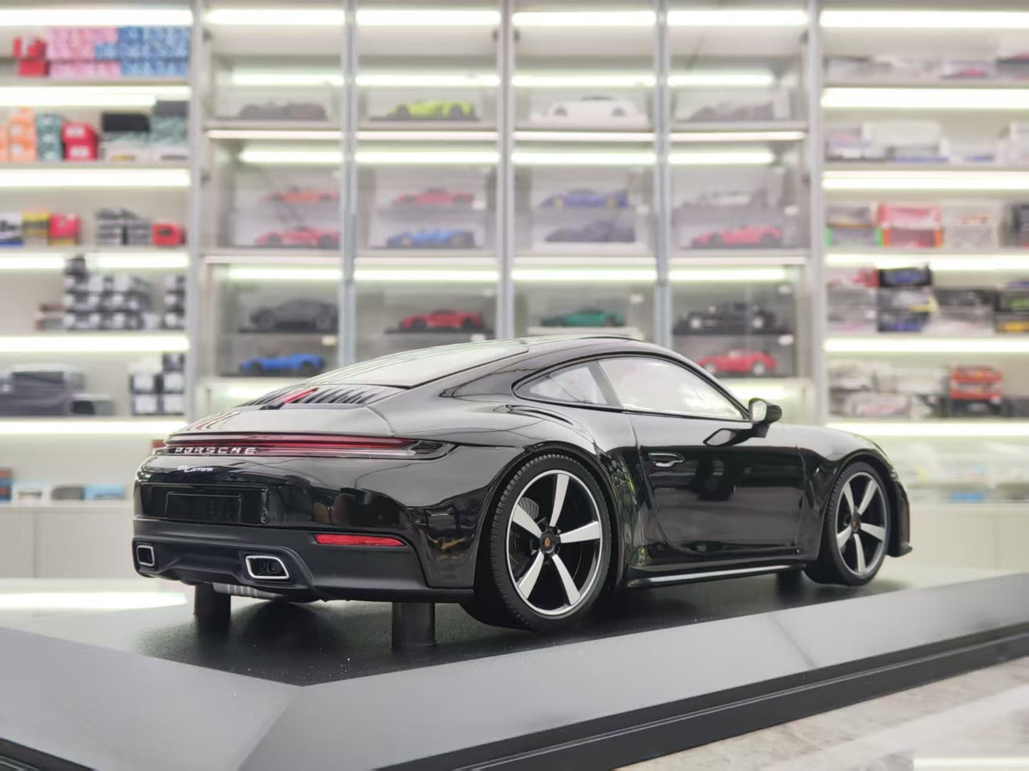 MINICHAMPS 1/18 Porsche 911 Carrera Black Alloy Model 155064022