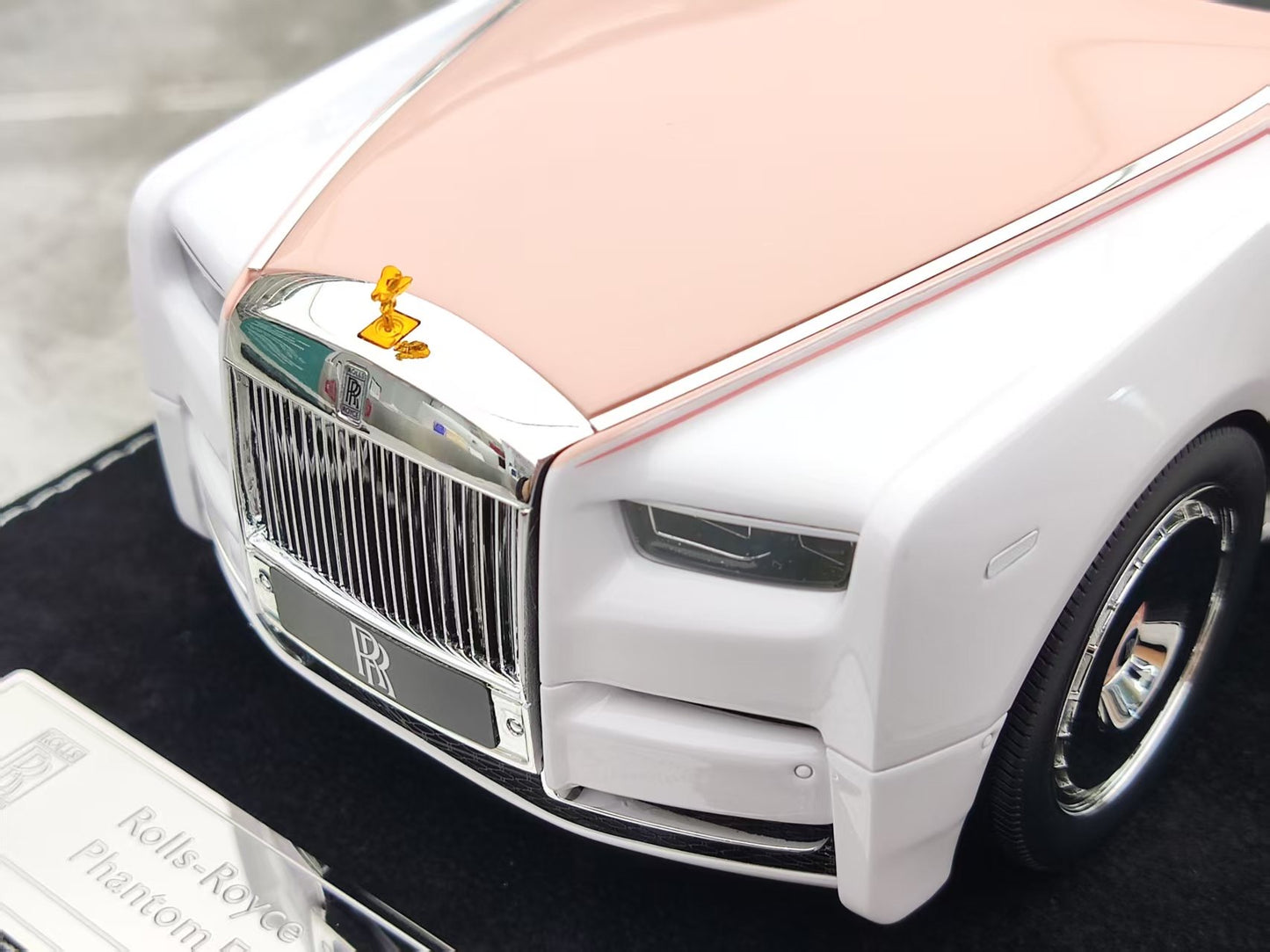 HH Model 1/18 Rolls-Royce Phantom Series II Blush Pink/White HH538