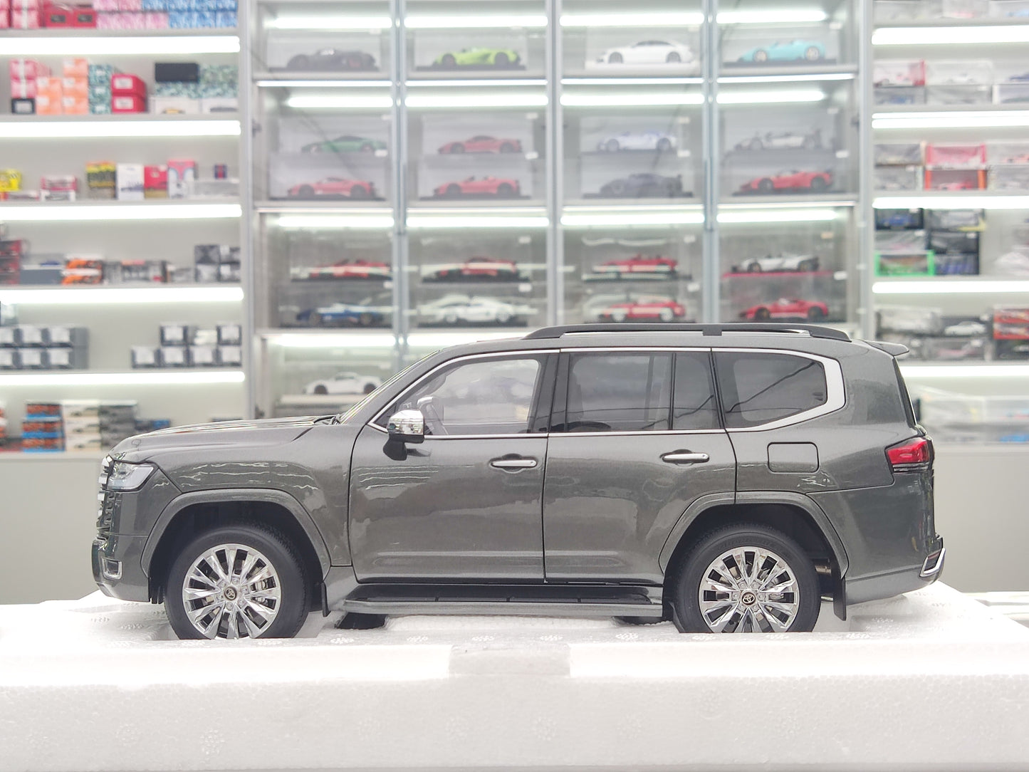 LCD 1/18 Toyota Land Cruiser LC300 ZX Griza Diecast-Modelaŭto LCD111