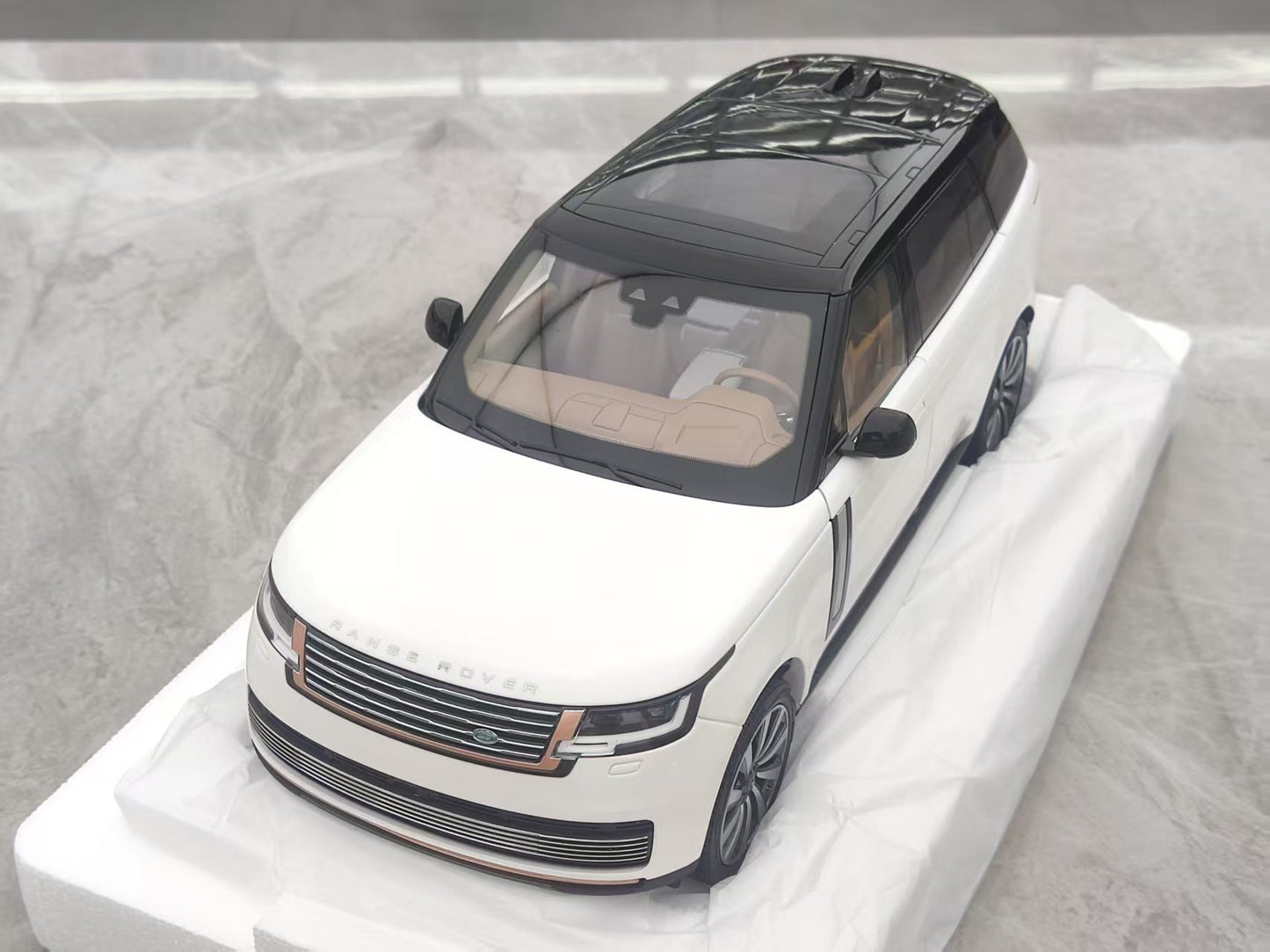 LCD 1/18 Land Rover Range Rover SV Grand Creation Long Wheelbase White Black Top Alloy Model LCD118