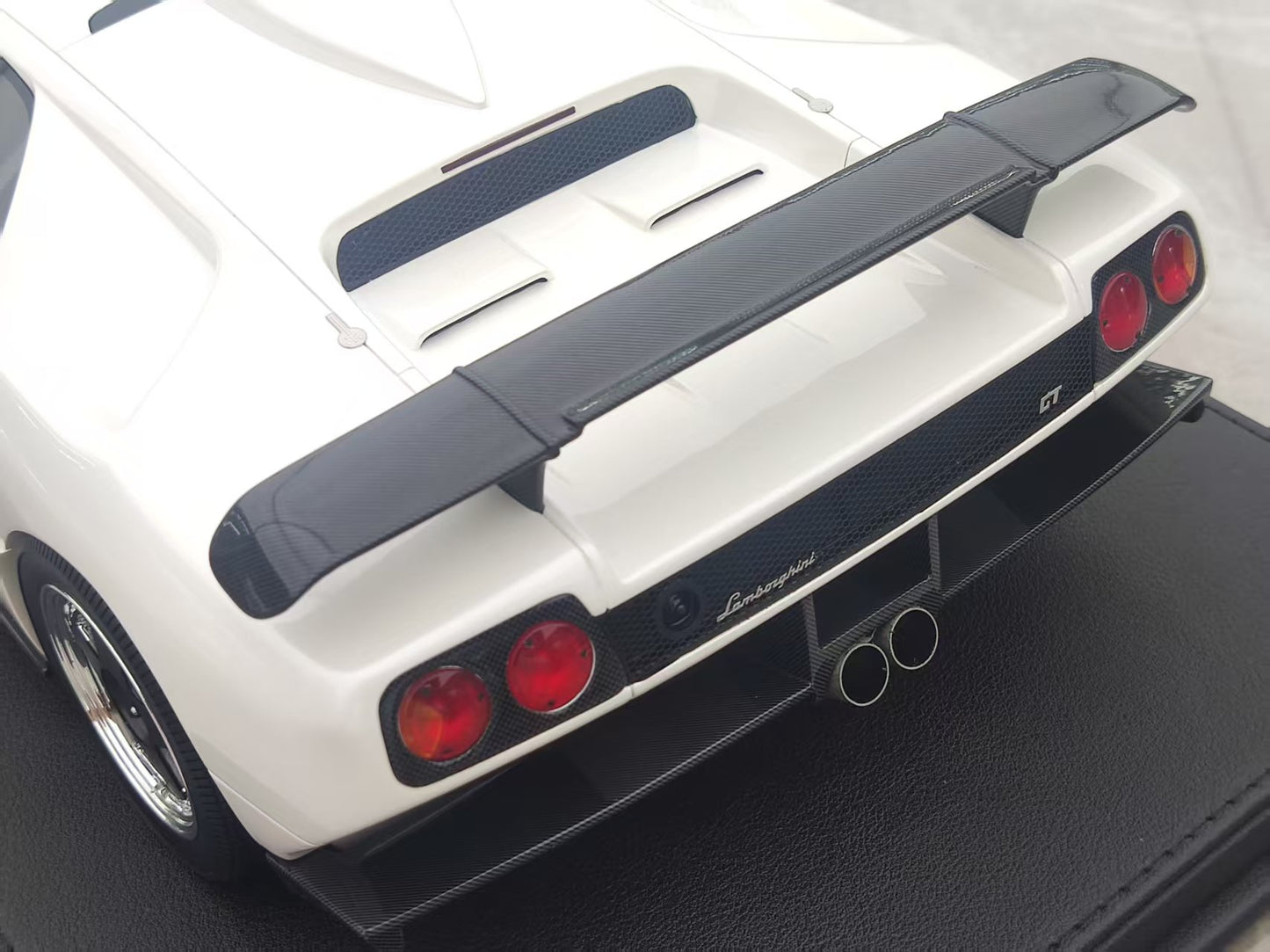 GL 1/12 Lamborghini Diablo GT Pearl White JS-GL007