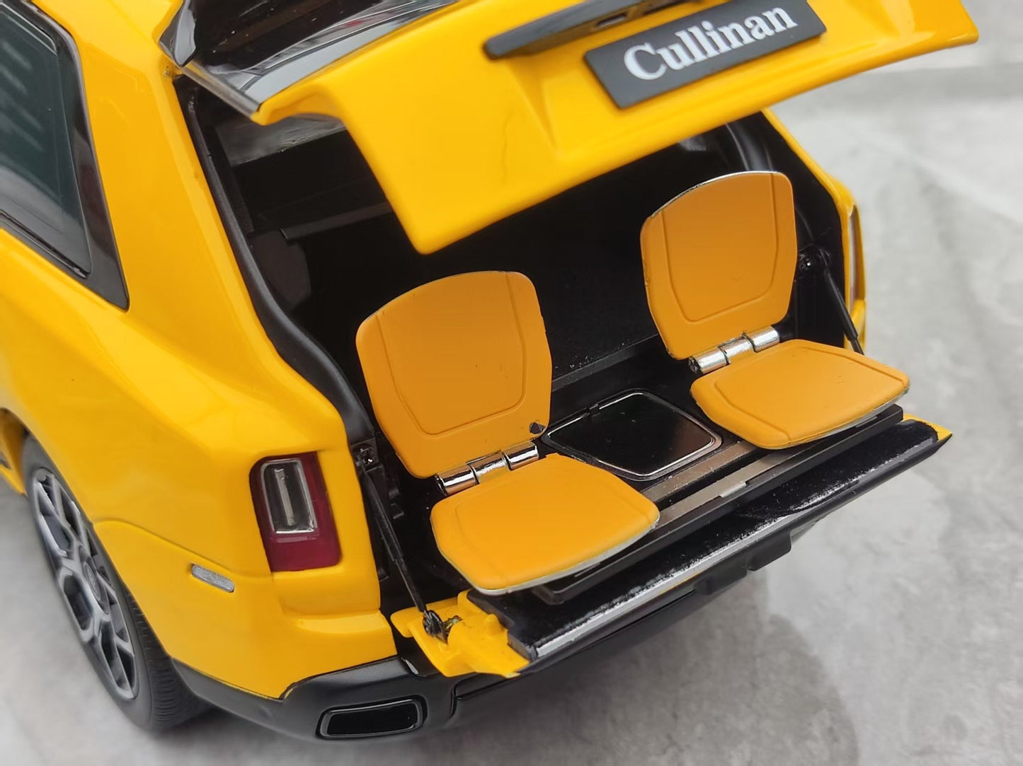 ZP 1/18 Rolls-Royce Cullinan BB Fishing Seat, Metallic Yellow ZP109