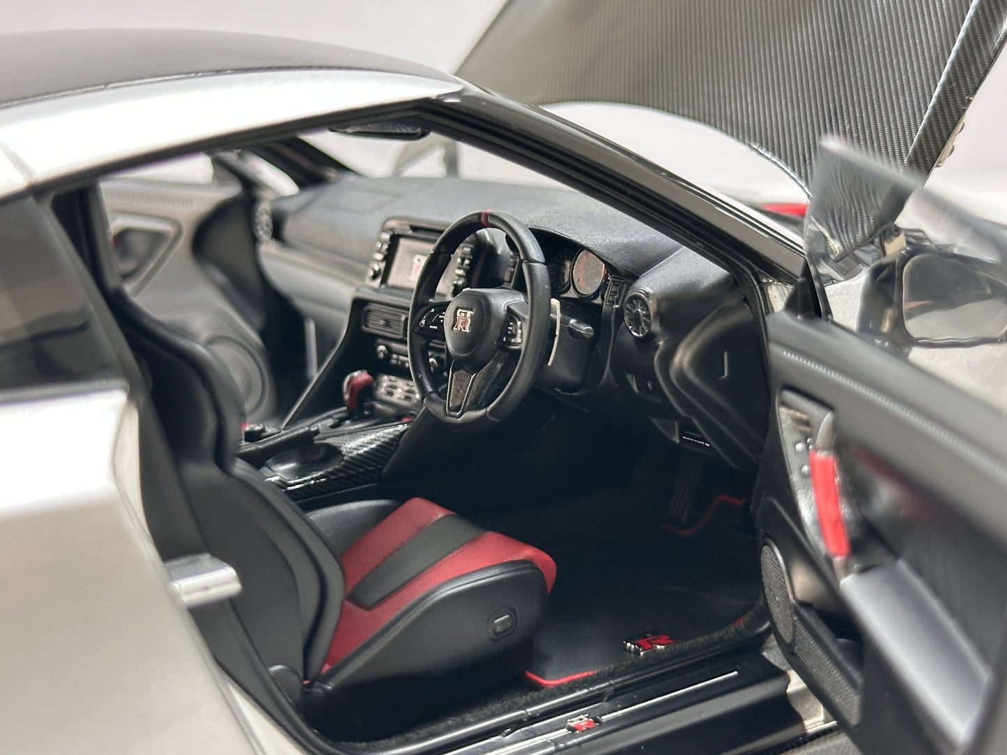 MOTORHELIX 1/18 Nissan GT-R NISMO (R35) Special Edition 2022 Ultimate Metallic Silver MH368