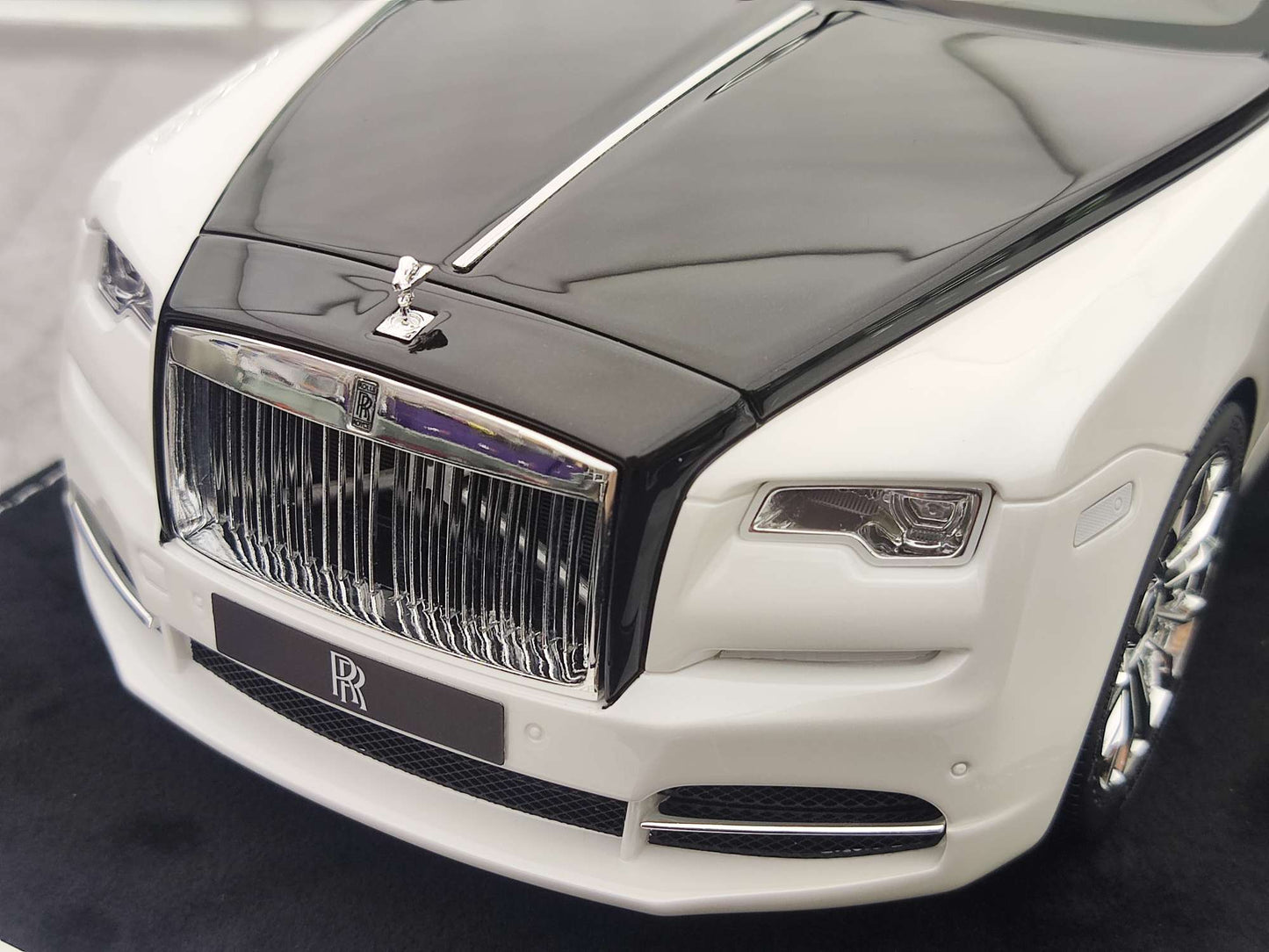 HH Model 1/18 Rolls-Royce Dawn (Pearl White/Diamond Black) HH422