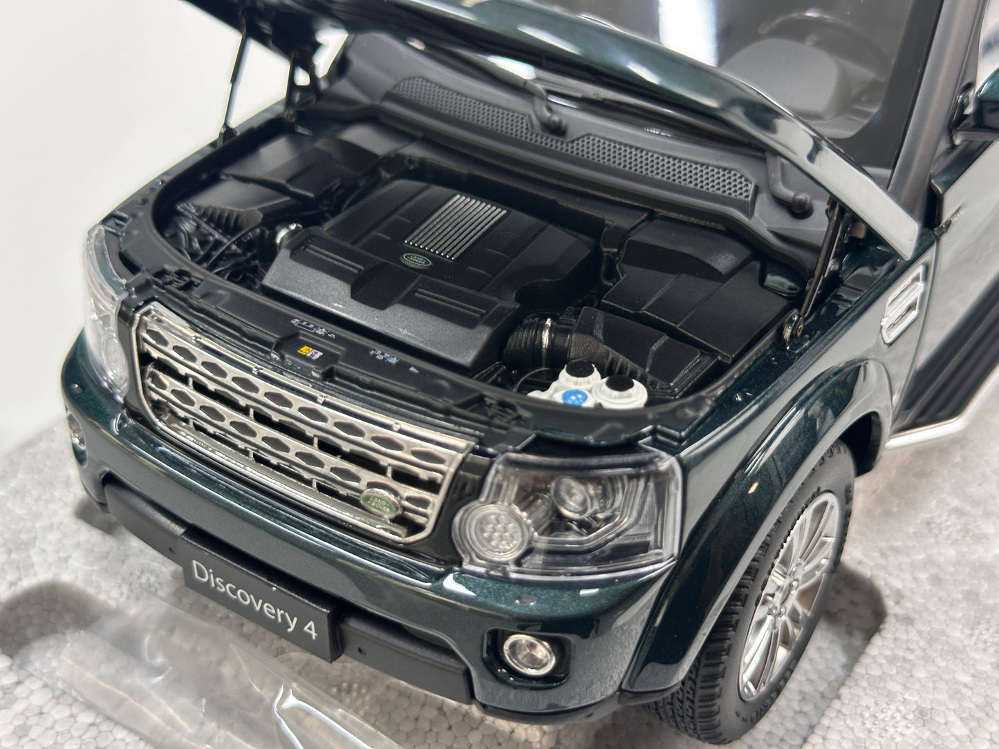 WHELART 1/18 Land Rover Discovery 4 – British Green (WH016)