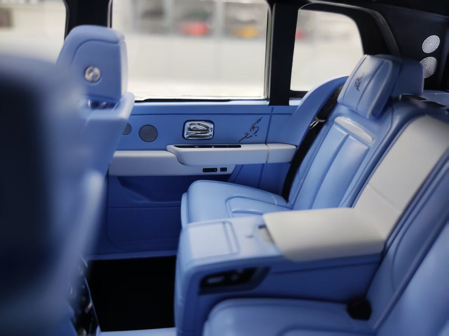 HH Model 1/18 Rolls-Royce Cullinan Cosmic Laser Color-Changing White HH543