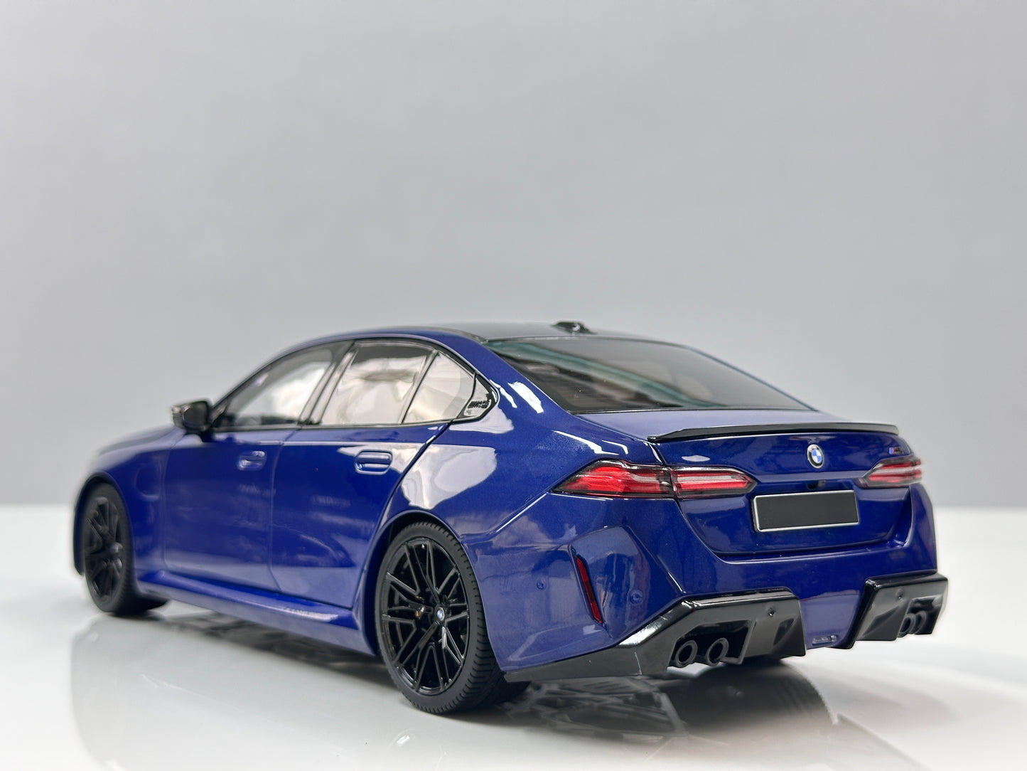 MINICHAMPS 1/18 BMW M5 2024 Metallic Blue 110023802