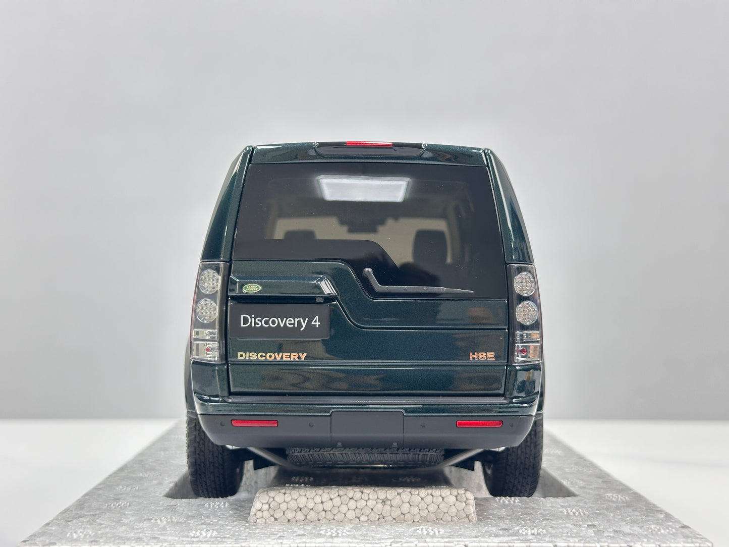 WHELART 1/18 Land Rover Discovery 4 – British Green (WH016)