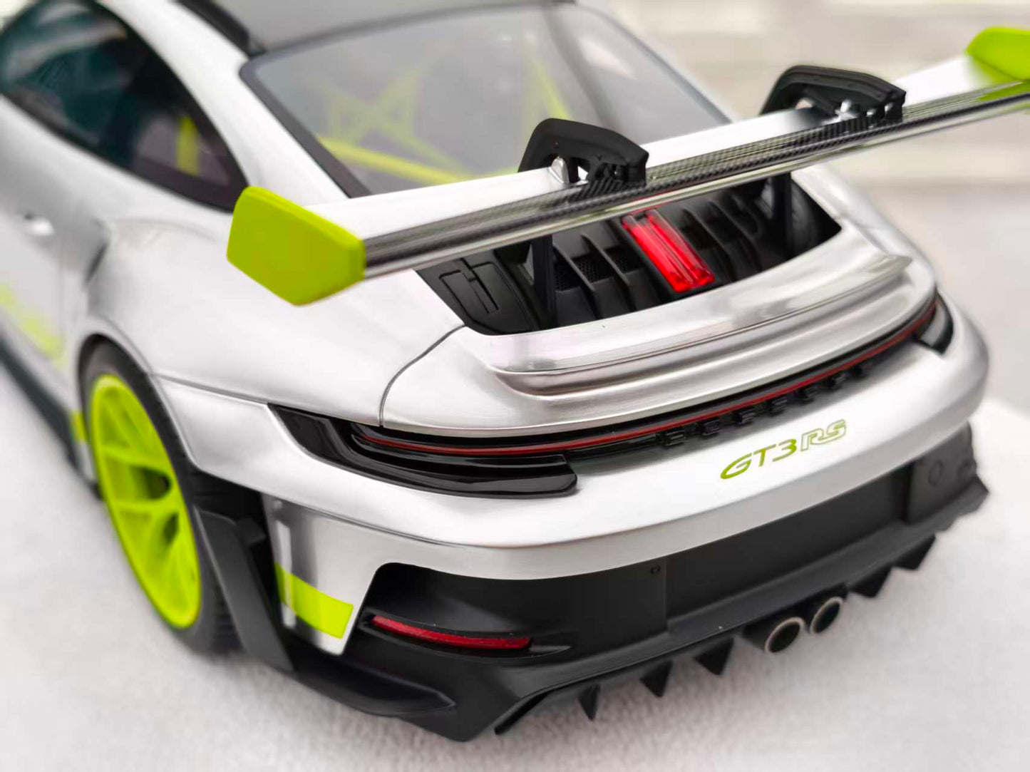 FuelMe 1/18 Porsche 992 GT3RS Silver with Green Wheels FM18010LM-09