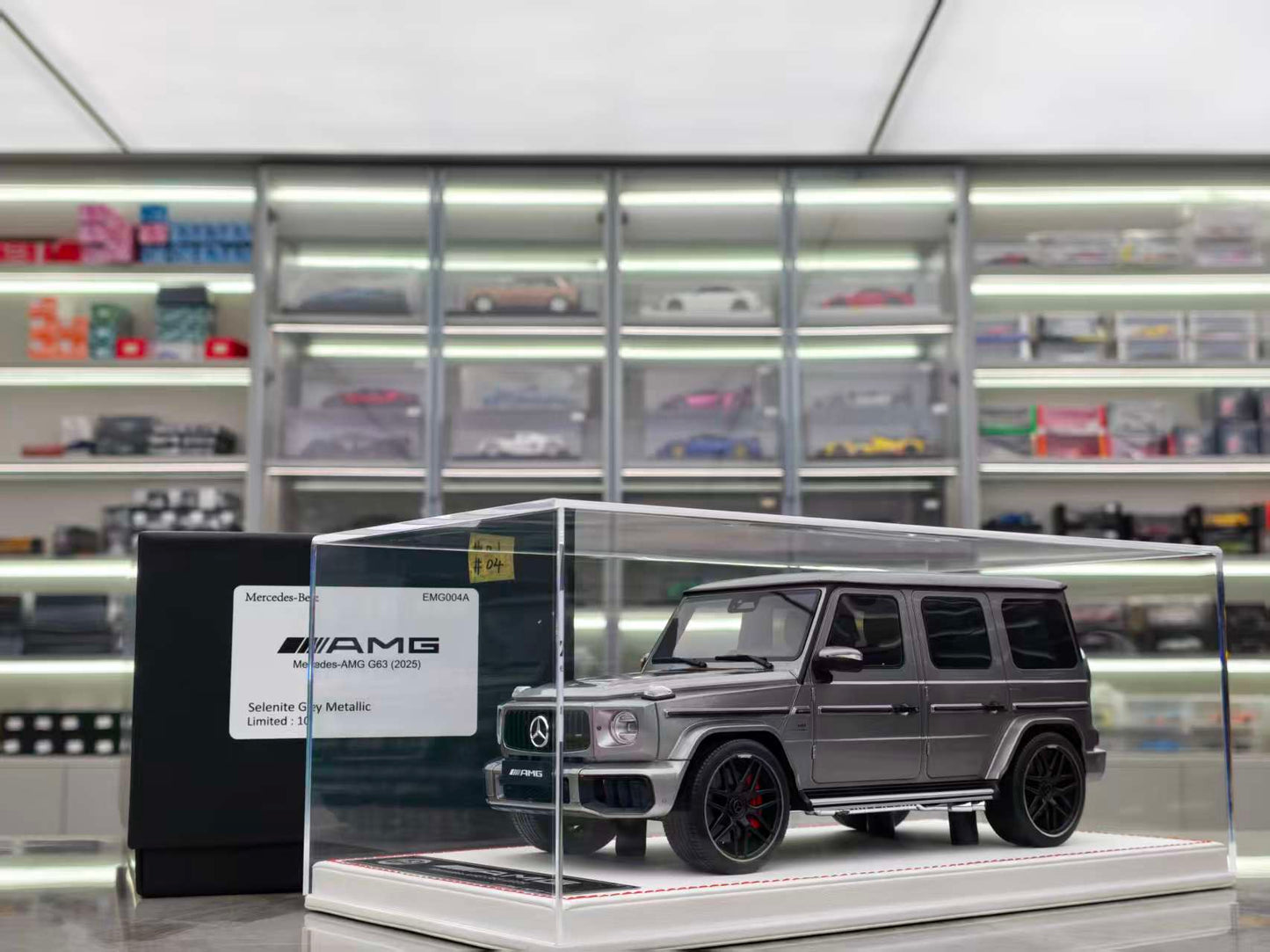 Dino MODEL 1/18 Mercedes-Benz G63, White Base, EMG001-008A