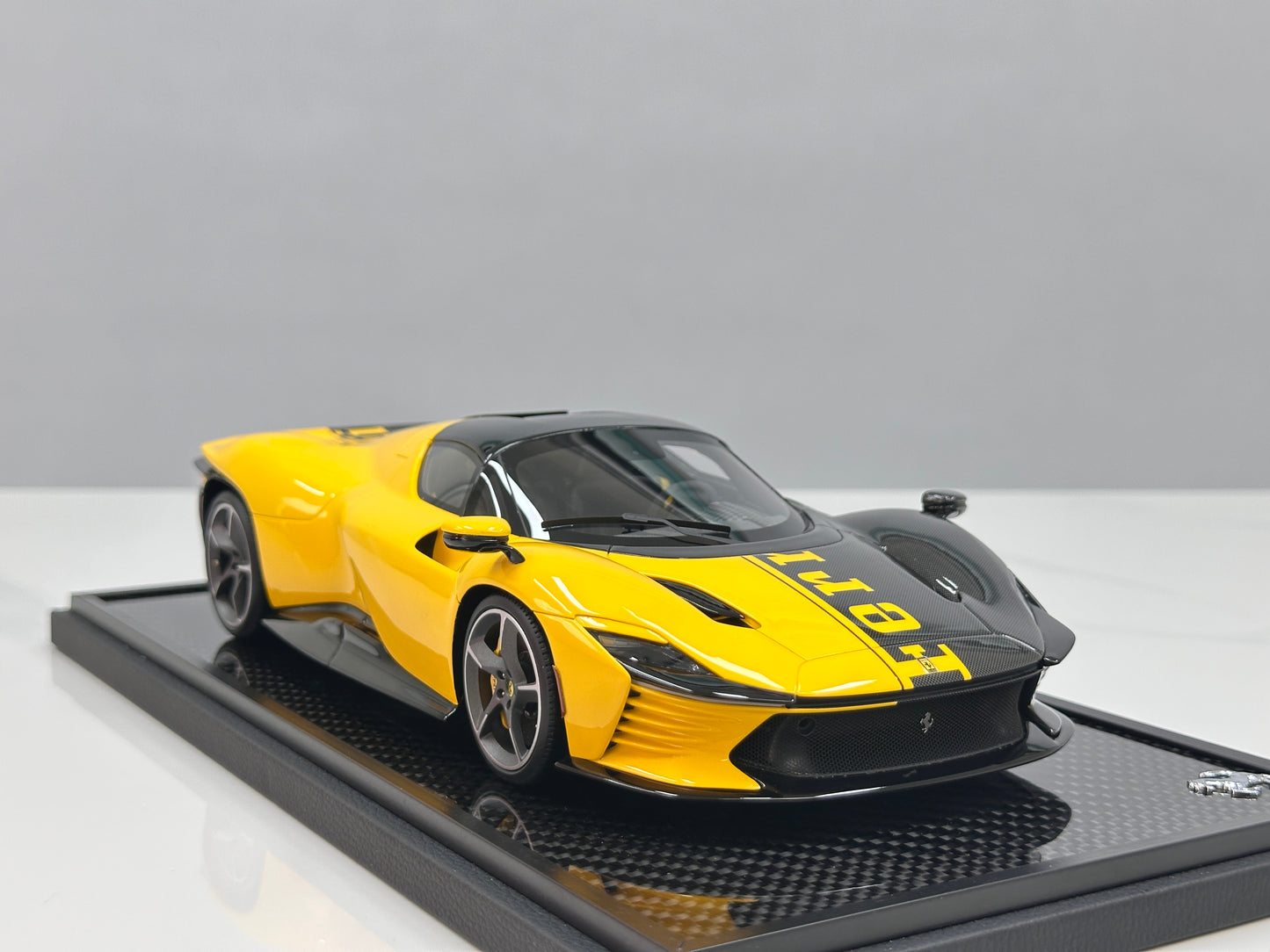 BBR 1:18 Ferrari Daytona SP3 (Red Box Edition) – Modena Yellow + Black Carbon Fiber (P18224TMOCH)