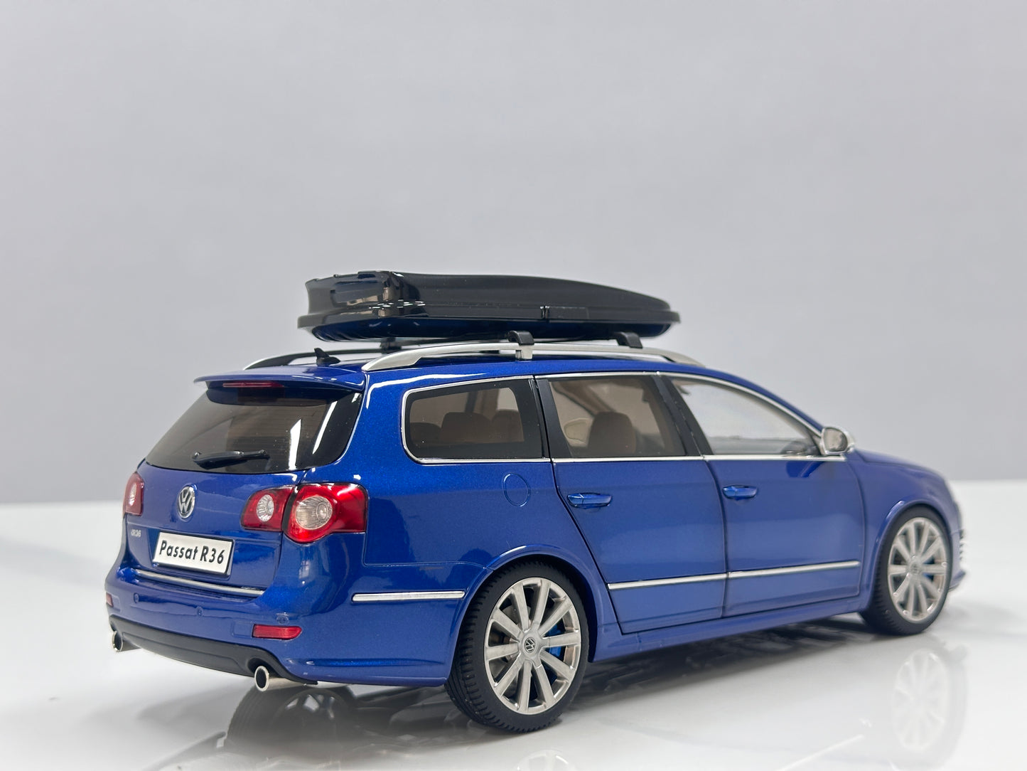 NZG 1/18 Volkswagen Passat R36 wagon Biscay Blue NZG014