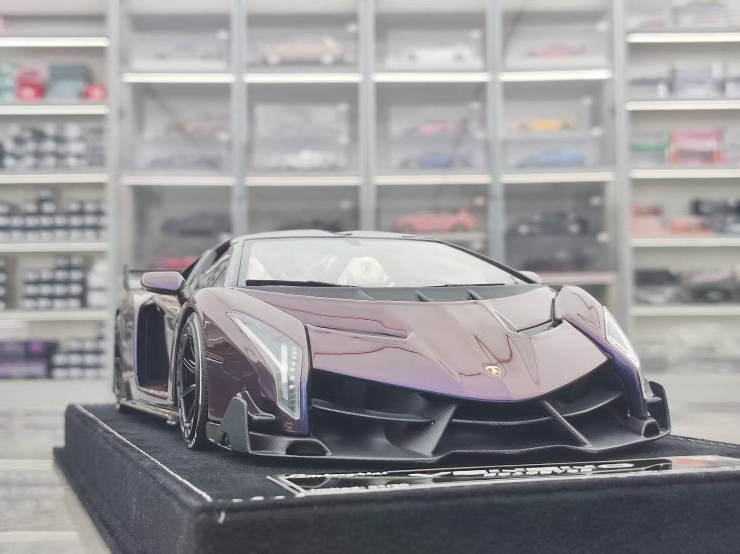 HH Model 1/18 Lamborghini Veneno Roadster, Chameleon Purple HH562