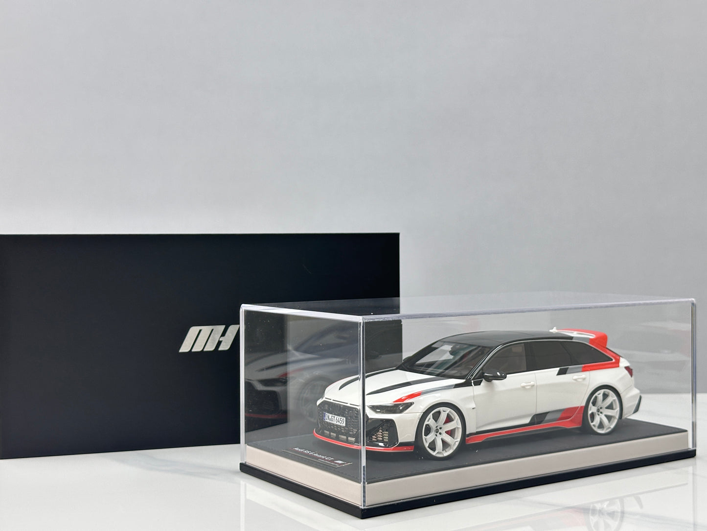 MOTORHELIX 1/18 Audi RS6 Avant GT Acona White MH366