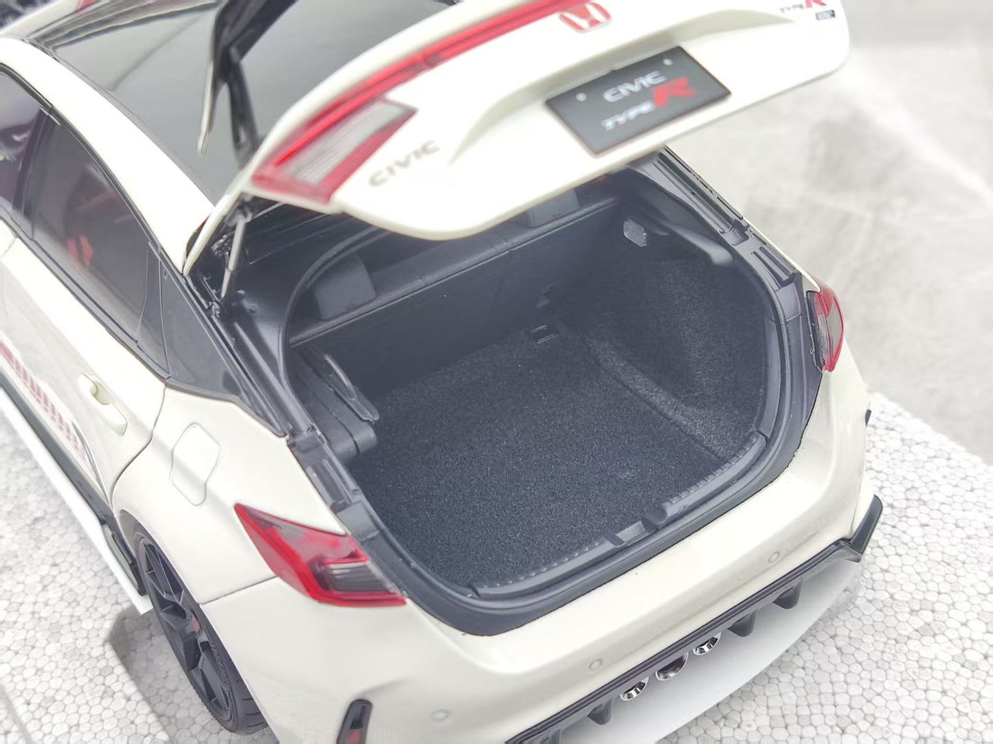 MOTORHELIX 1/18 Honda Civic Type R (FL5) Ultimate Edition, White MH349