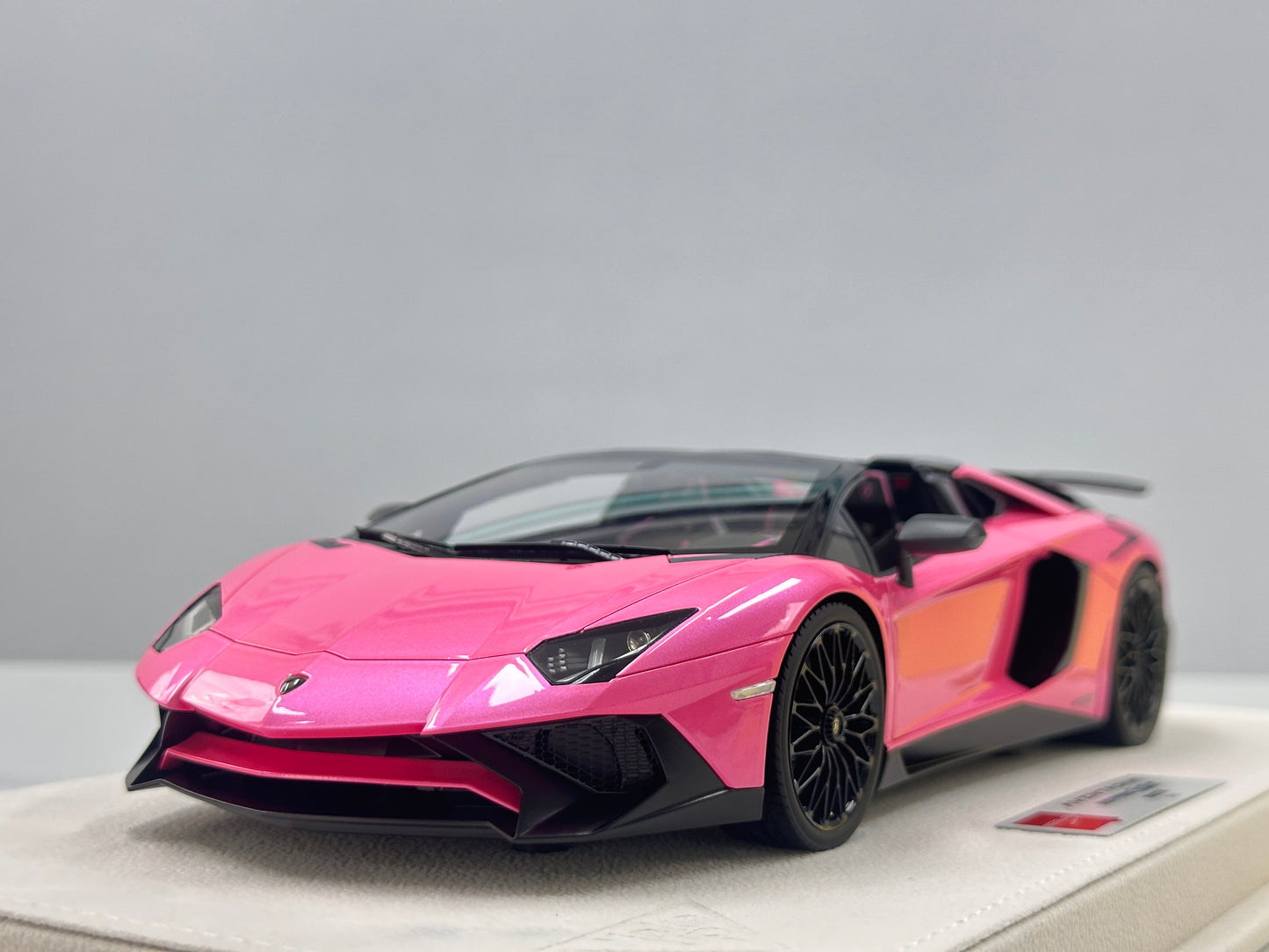 MAKEUP 1/18 Lamborghini Aventador LP750-4 SV Roadster 2015 Pink EML007H