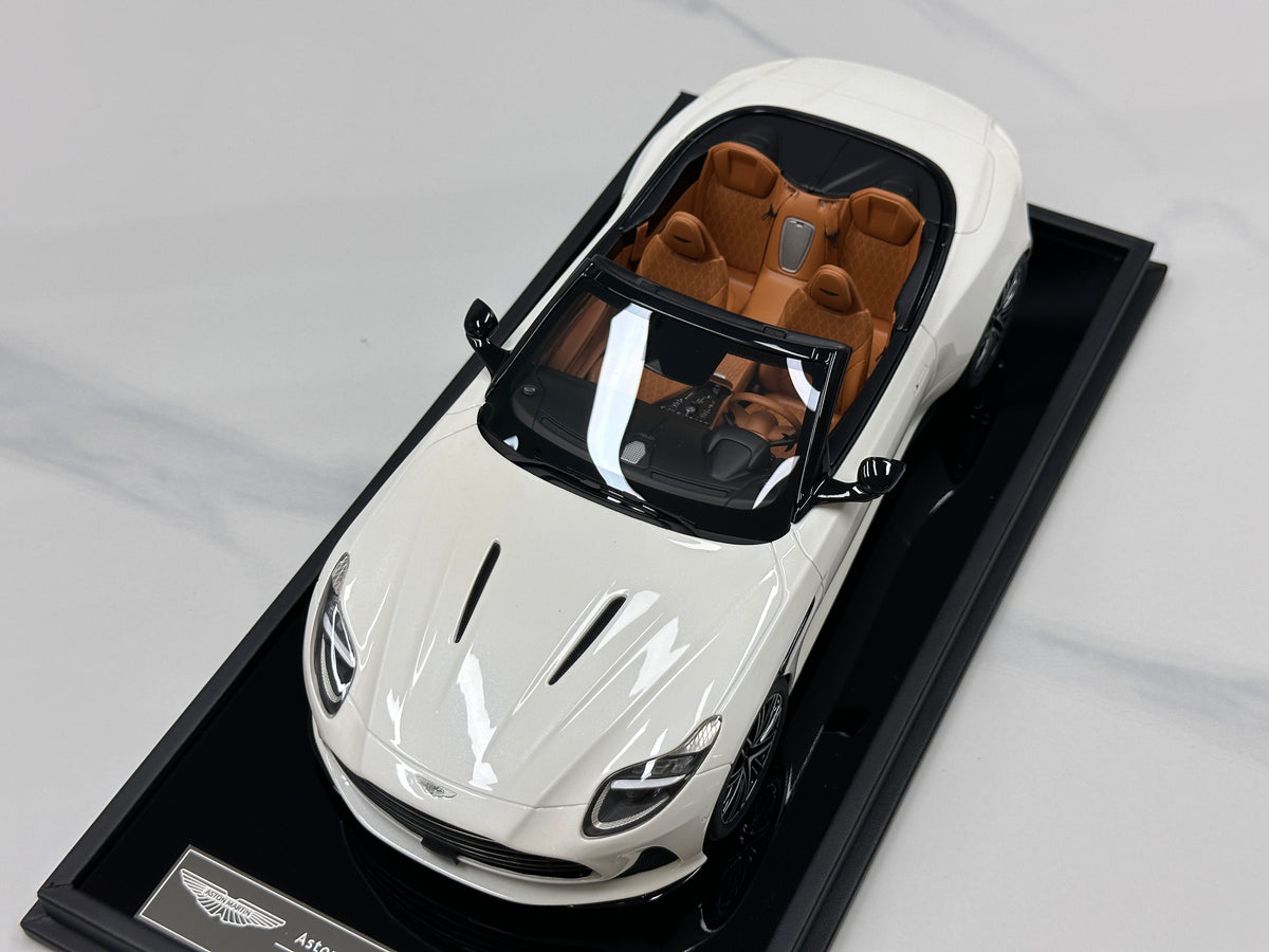 MOTORHELIX 1/18 Aston Martin DB12 Volante (Convertible) - Moonlight White - MH395