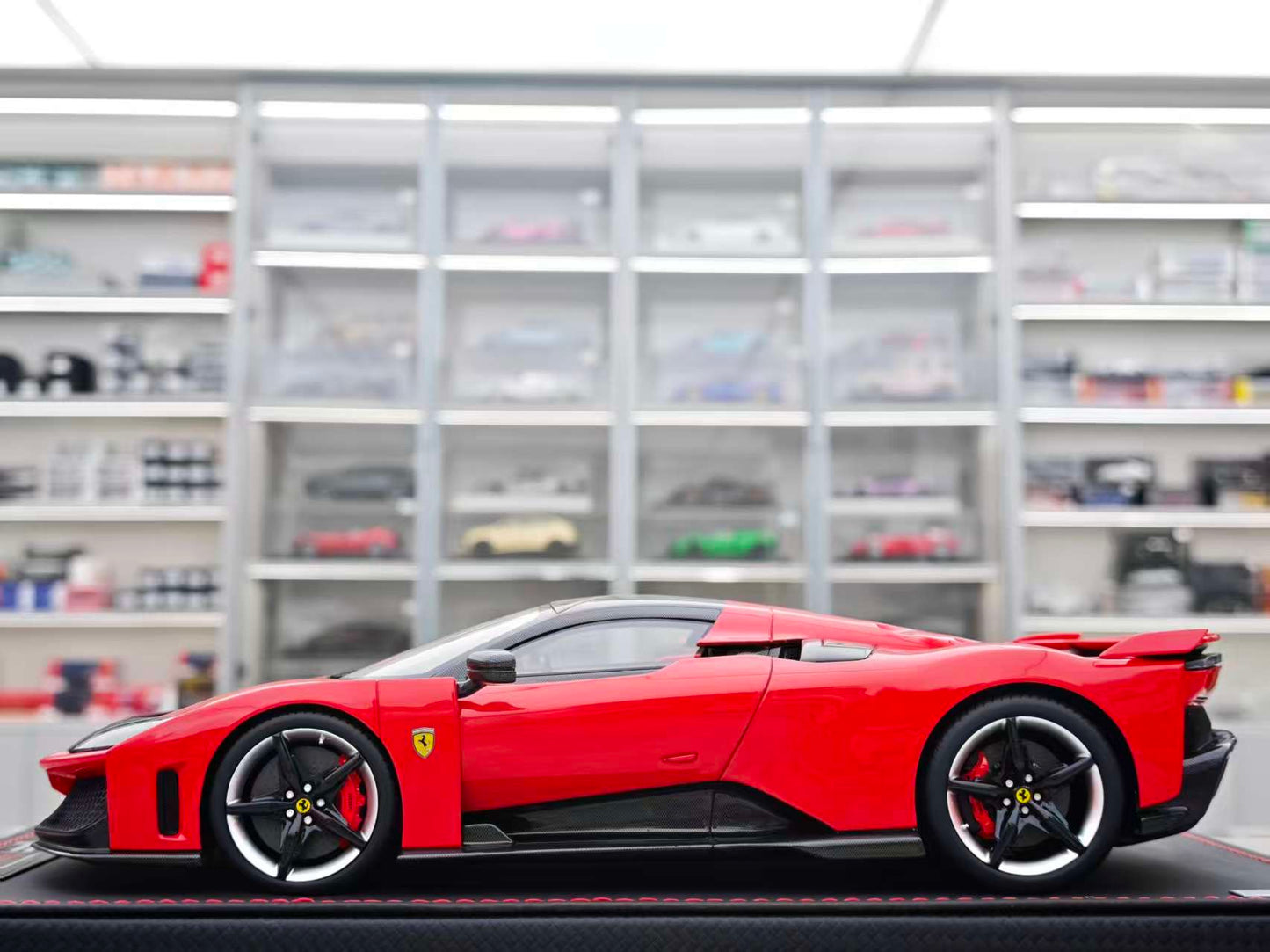 MR 1/18 Ferrari F80 Hardtop – Racing Red (FE045G)