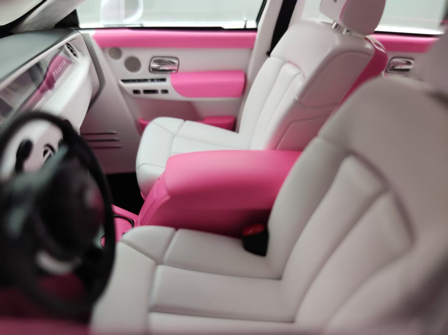 HH Model 1/18 Rolls-Royce Phantom Series II Blush Pink/White HH538