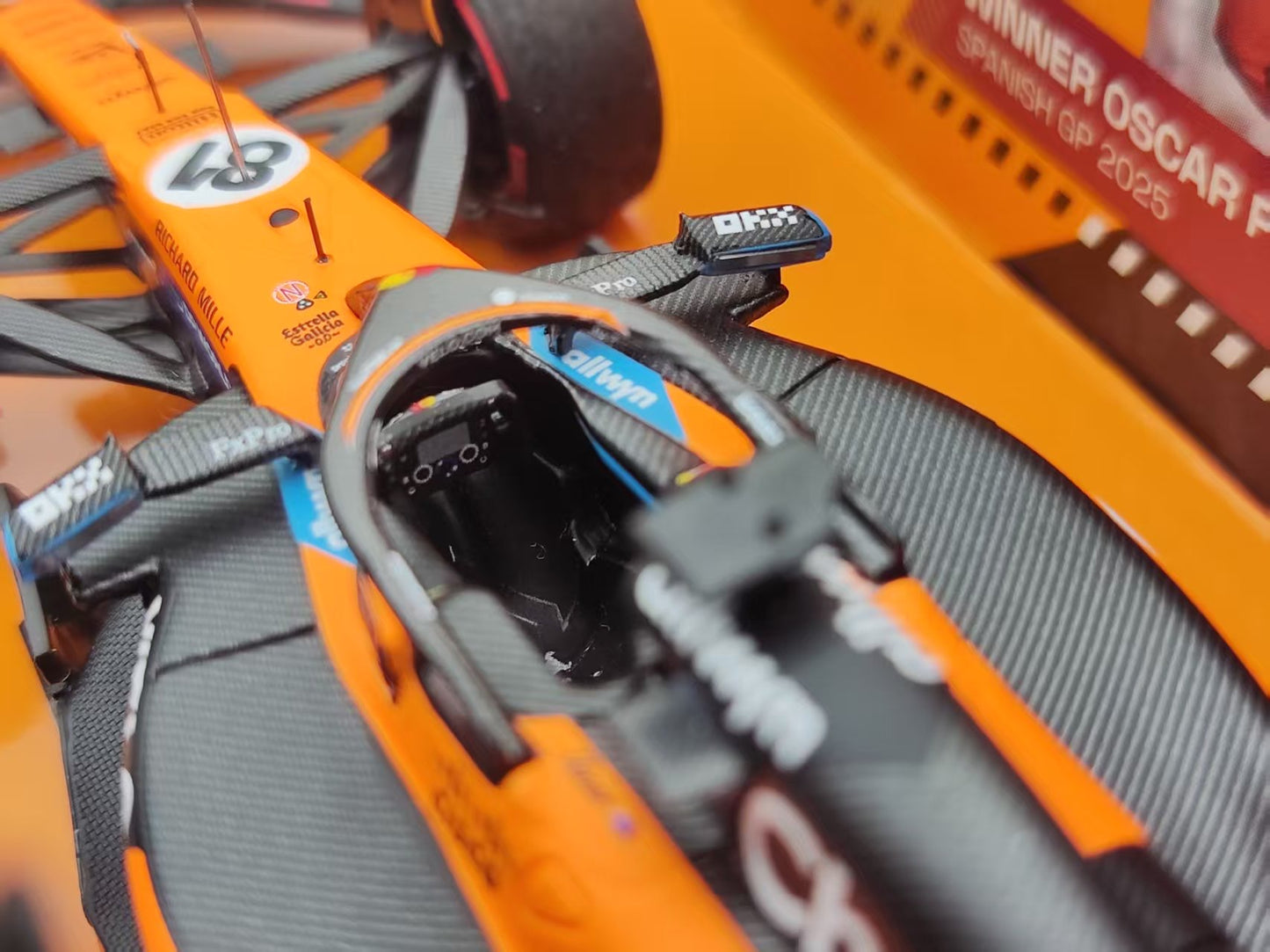 MINICHAMPS 1/43 McLaren F1 Team MCL39 - Winner Spanish GP 2025 with driver figure and scoring board, Orange 533255181