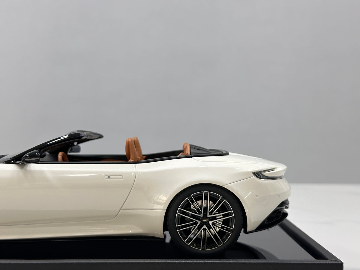 MOTORHELIX 1/18 Aston Martin DB12 Volante (Convertible) - Moonlight White - MH395