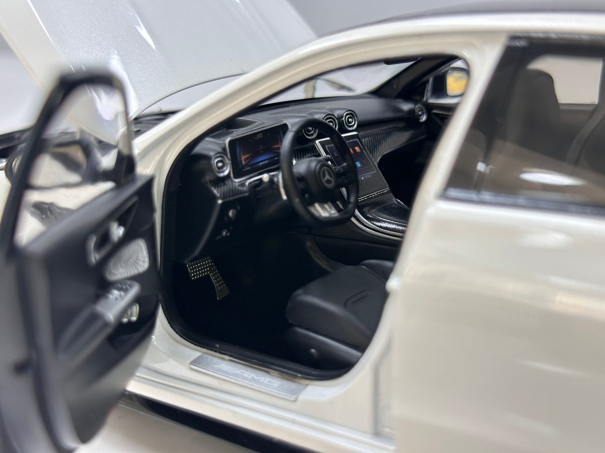 NZG 1/18 Mercedes-AMG C63 S E-Performance Gloss White (111200040)