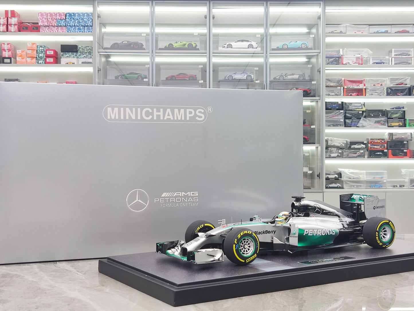 MINICHAMPS 1/12 Mercedes AMG PETRONAS F1 Team W05 Lewis Hamilton World Champion 2014 Silver-Green Simulation Car Model 127140444