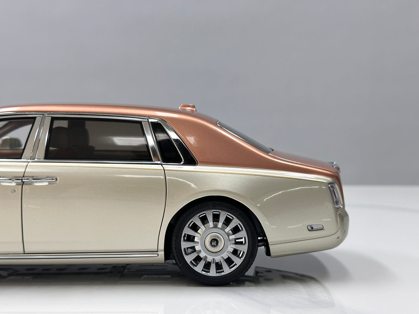 ZP 1/18 Rolls-Royce Phantom VIII Rose Gold/Champagne Gold ZP121