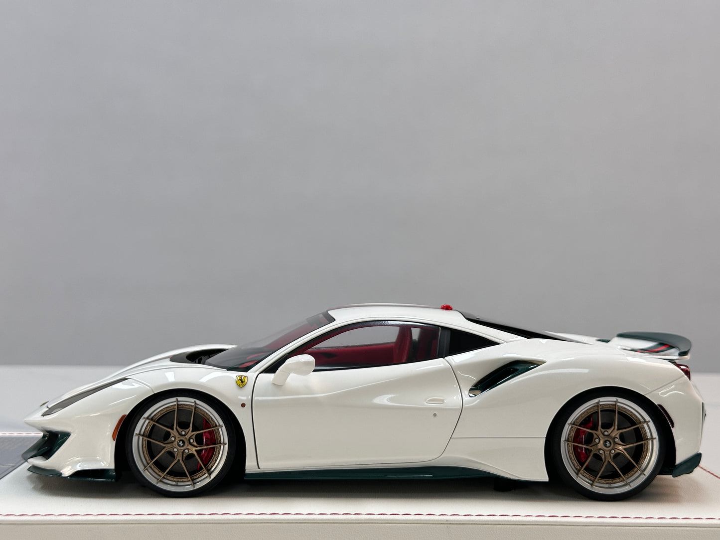 DM Pro 1:18 Ferrari 488P (White Base) — Style D: GUCCI Edition — Fully Opening Resin Model (DGP004A)