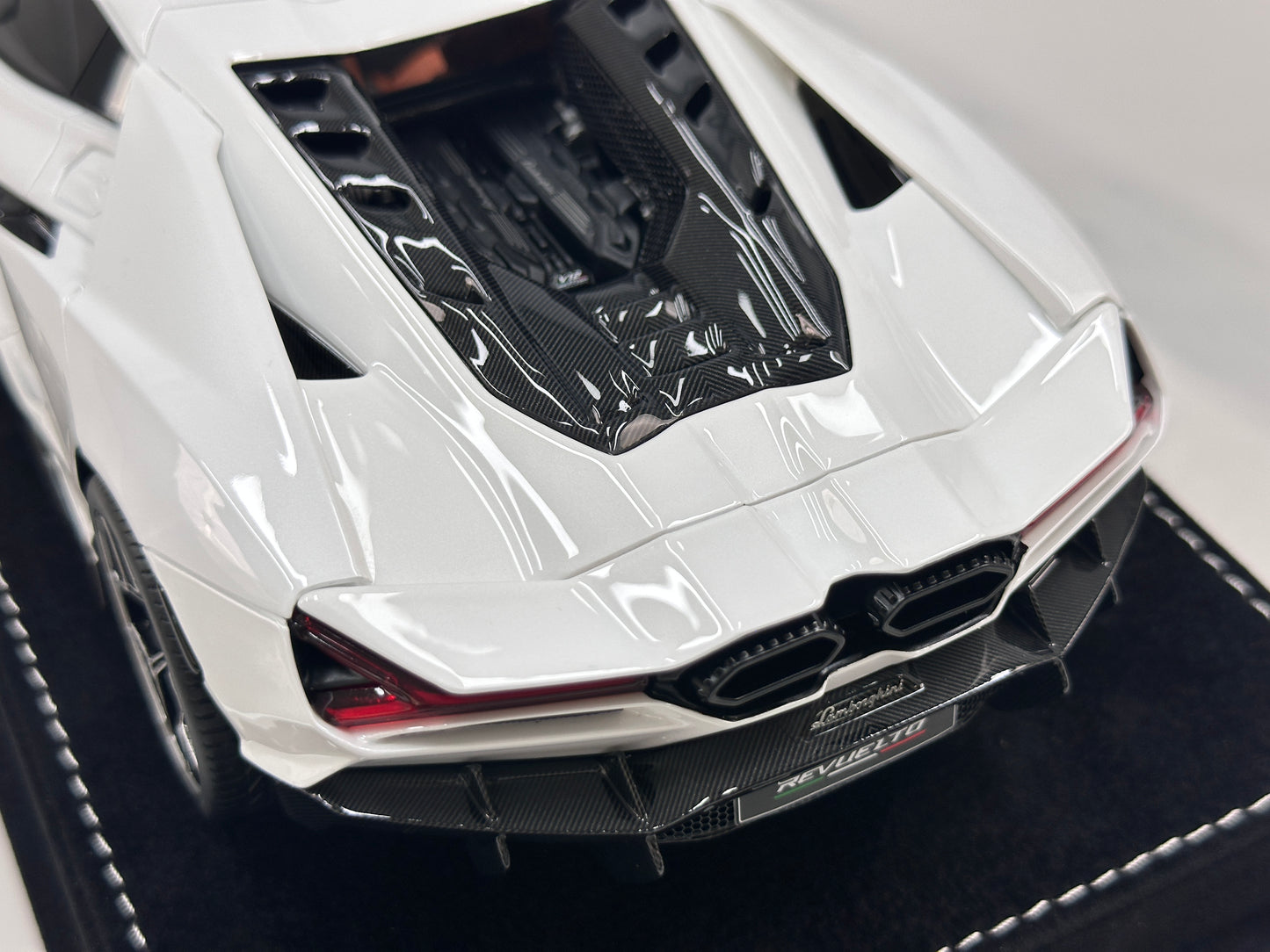 HH Model 1/18 Lamborghini Revuelto Metallic White HH616