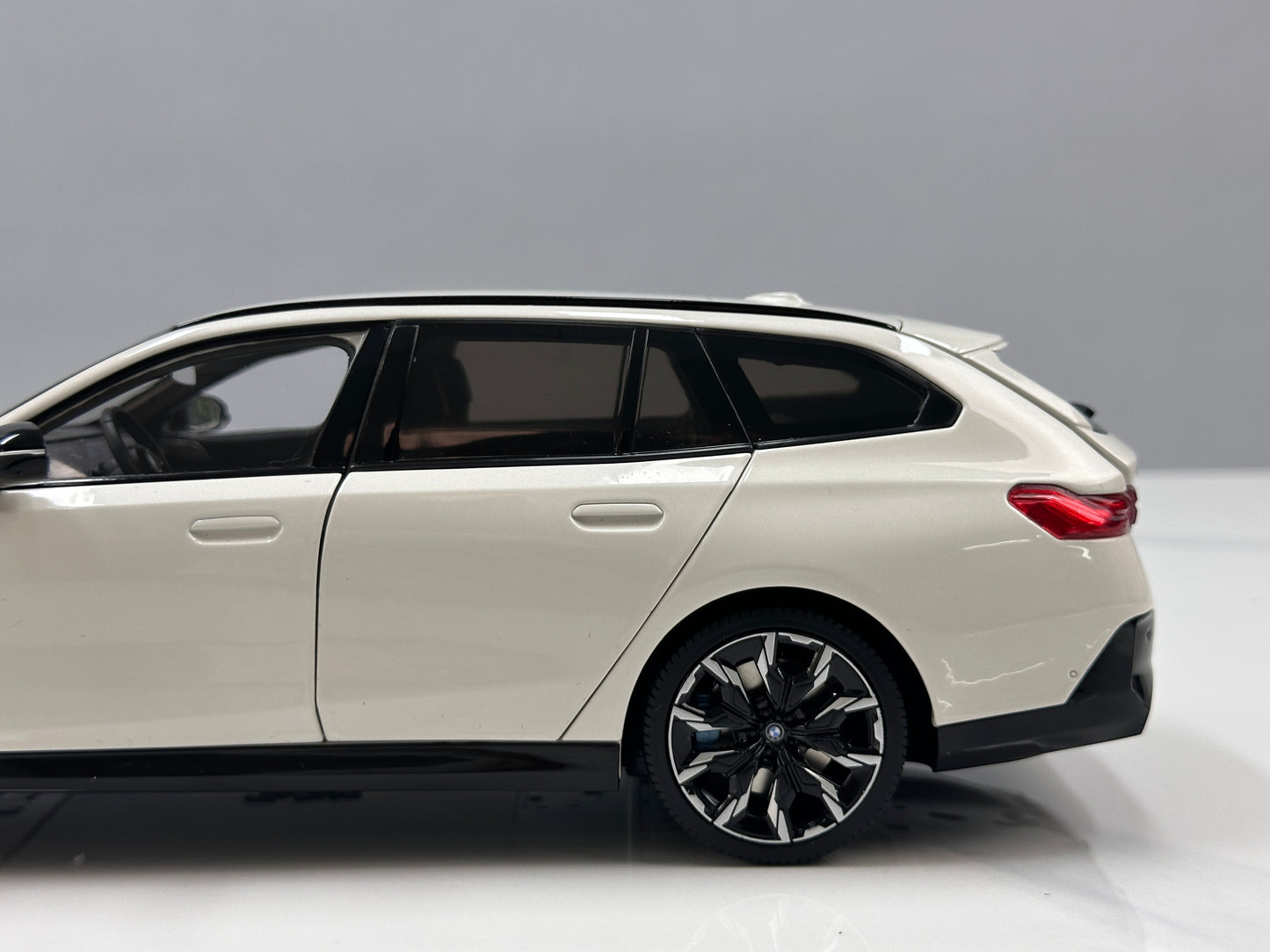 MINICHAMPS 1/18 BMW i5 M60 Touring 2024 Metallic White 110023601