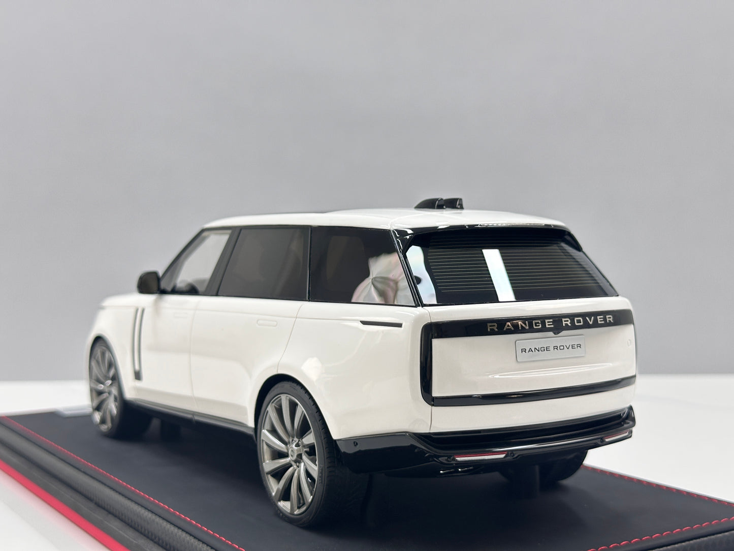 BBA MODEL 1/18 Land Rover Range Rover Autobiography Long Wheelbase White BBA070