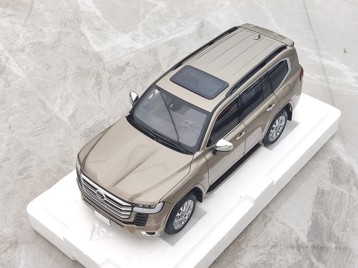 LCD 1/18 Toyota Land Cruiser LC300 ZX Ora Die-gisita Aŭtomodelo LCD112