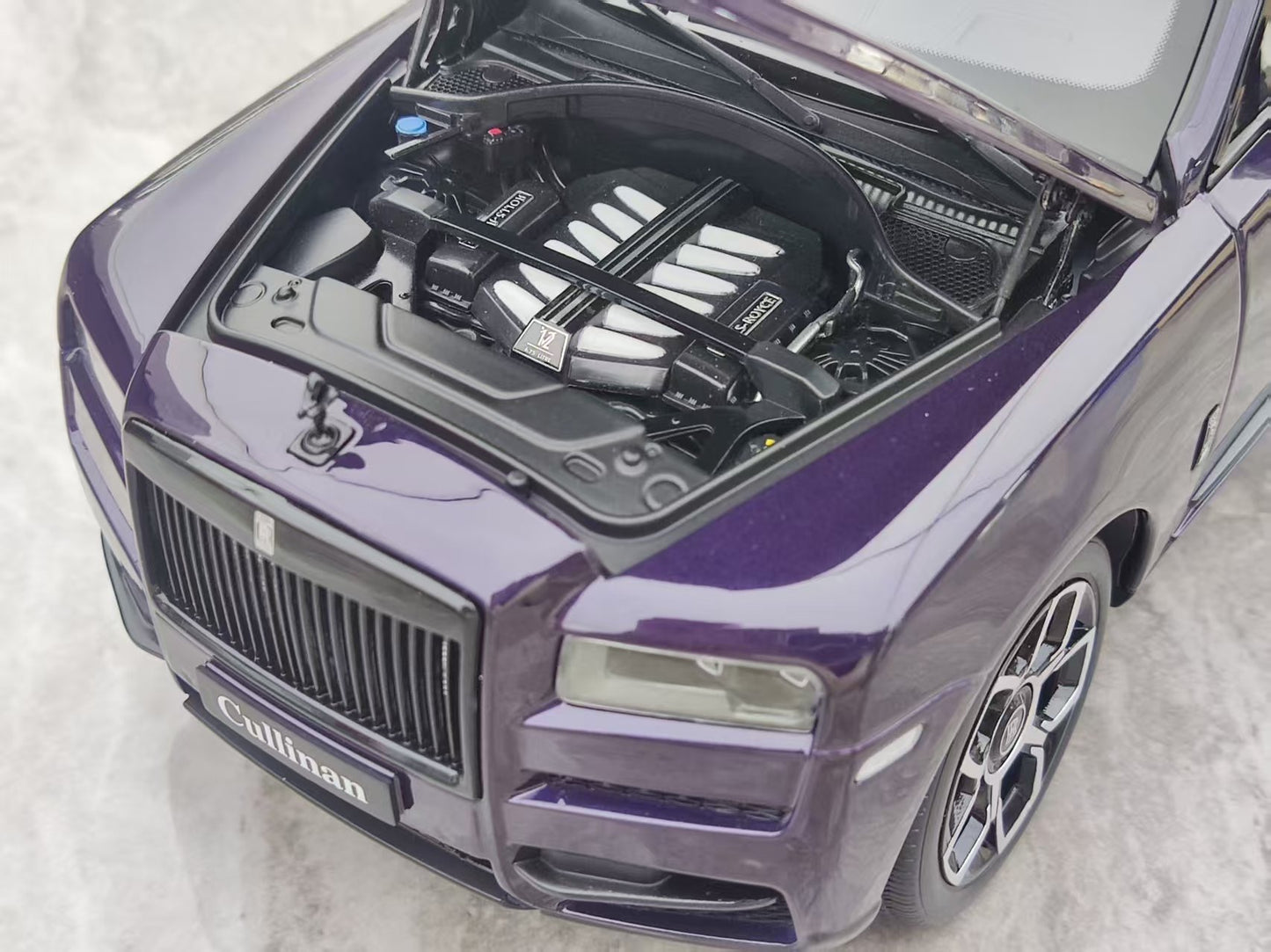 ZP 1/18 Rolls-Royce Cullinan BB Fishing Seat Edition, Leather Suitcase Version, Metallic Purple ZP111