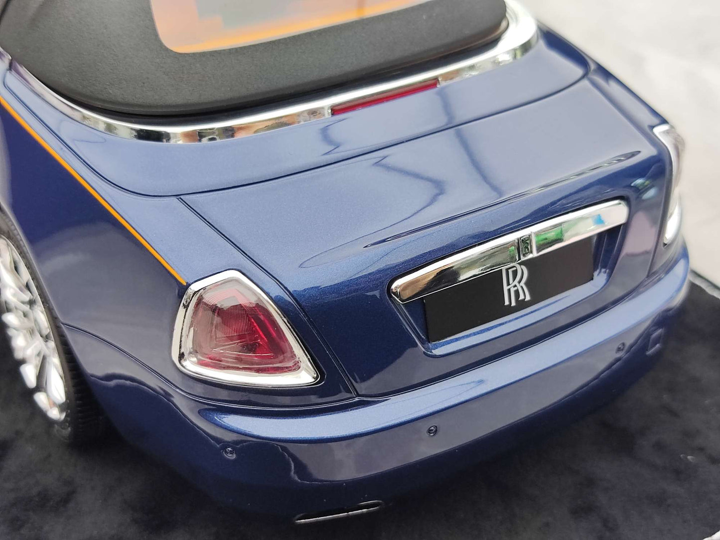 HH Model 1/18 Rolls-Royce Dawn (Electric Blue/Pearl White) HH425