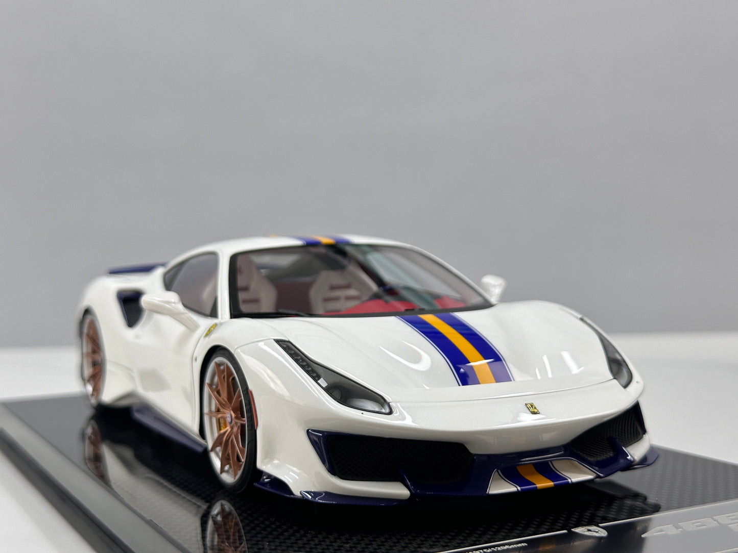 DM Pro 1:18 Ferrari 488 pista  – Black Base, Style E – White – Full-Opening Resin Model (DGP005B)