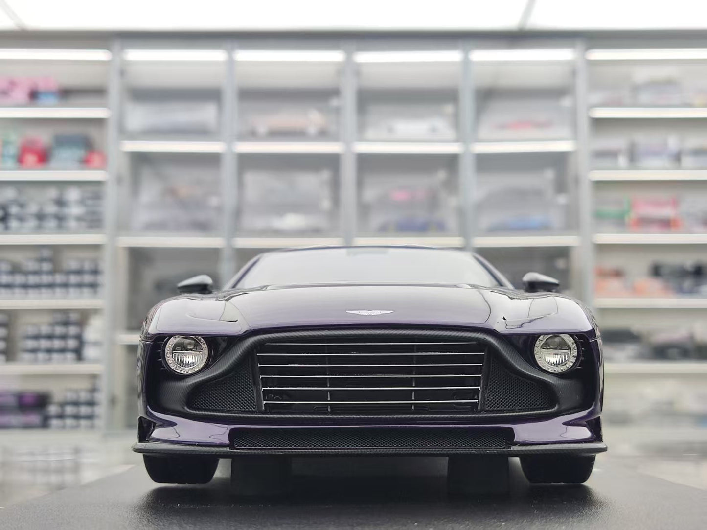 GT Spirit 1/18 Aston Martin VALOUR Purple GT944